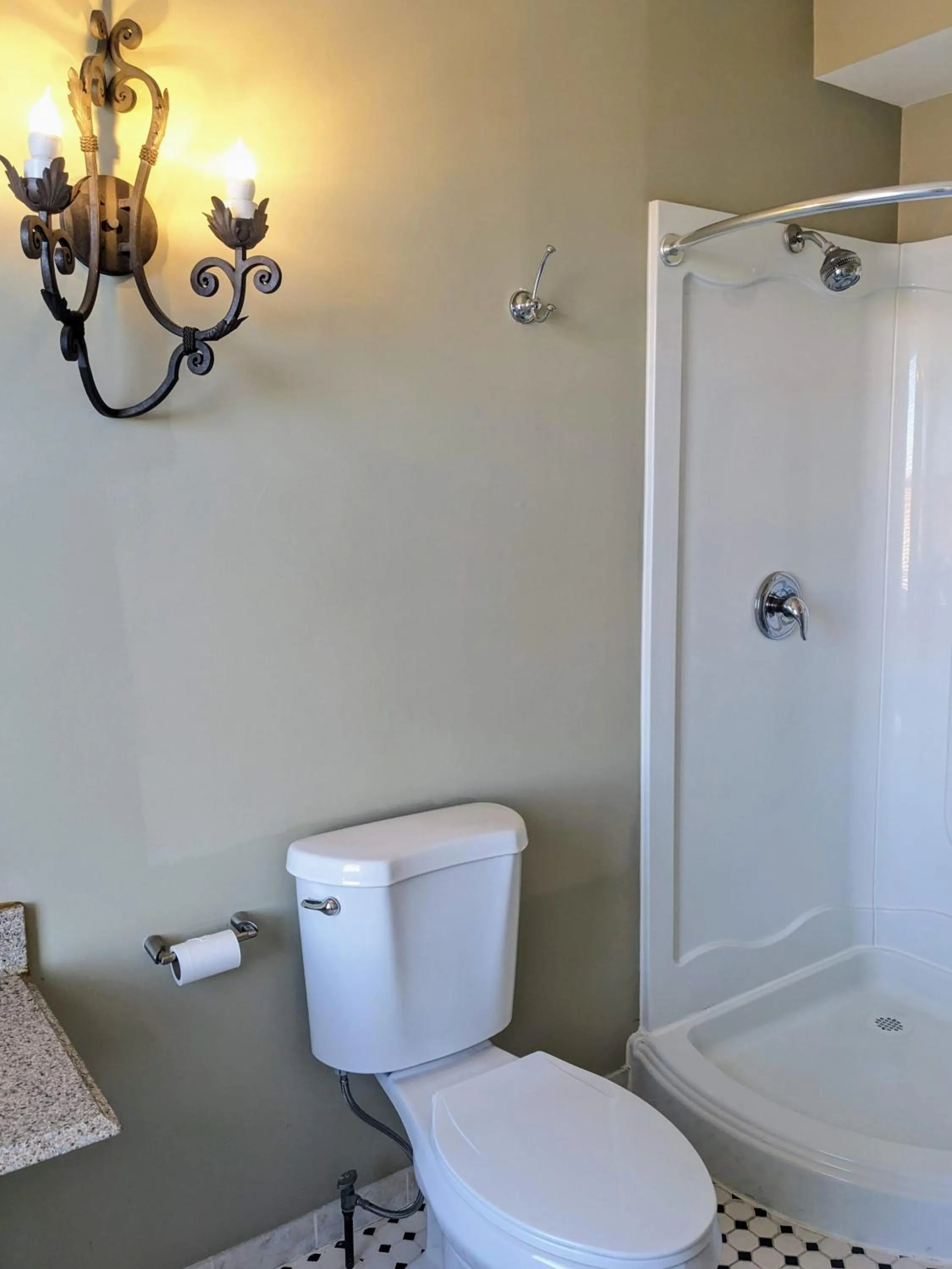 Shower in Chelsea Pub and Inn