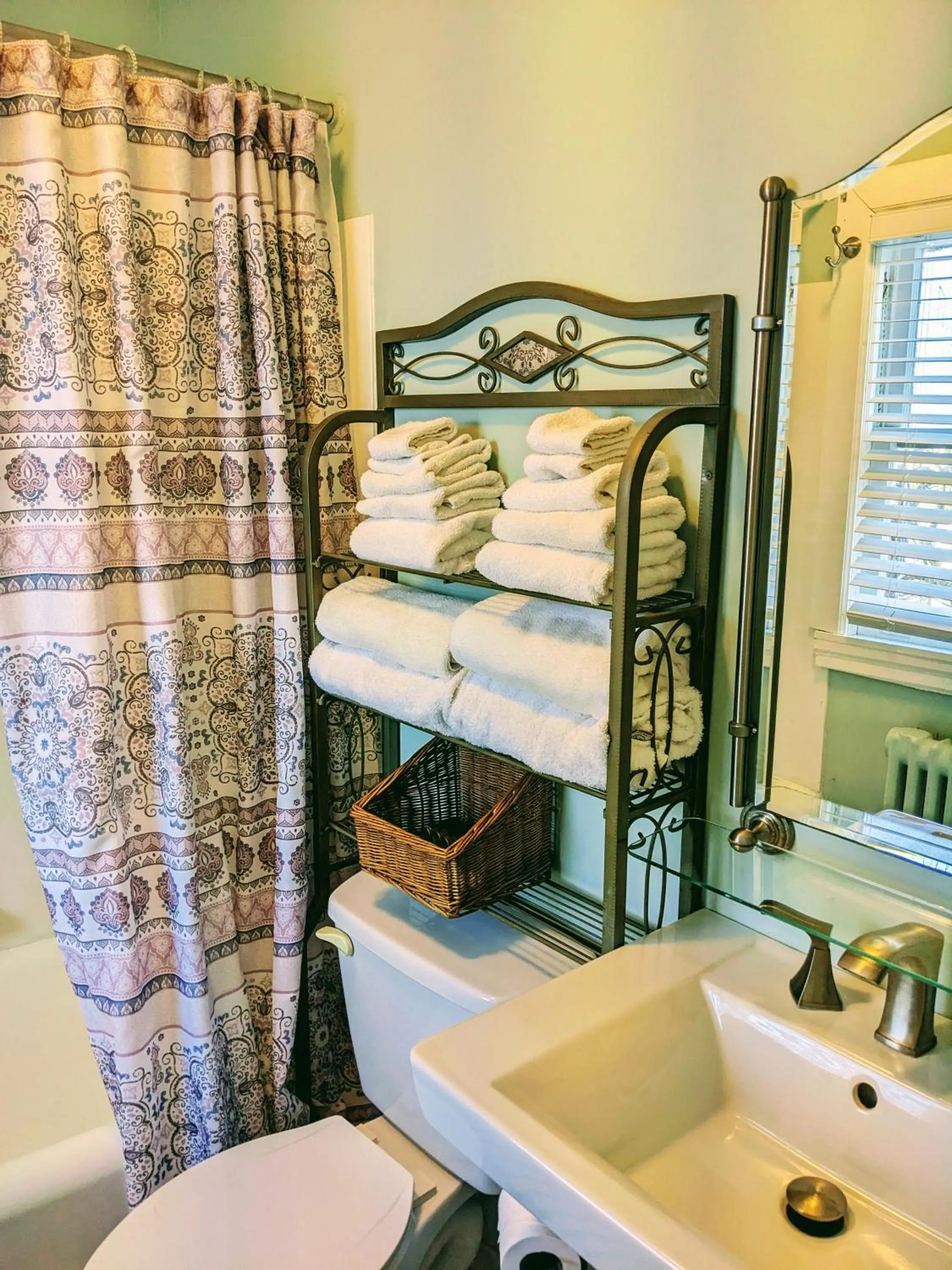 Shower, Bed in Chelsea Pub and Inn