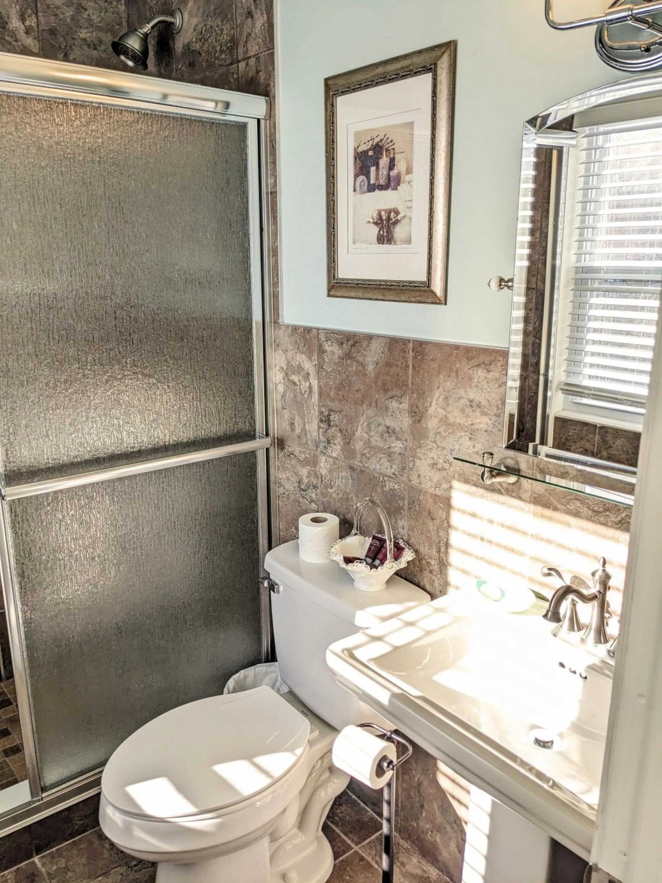 Shower in Chelsea Pub and Inn