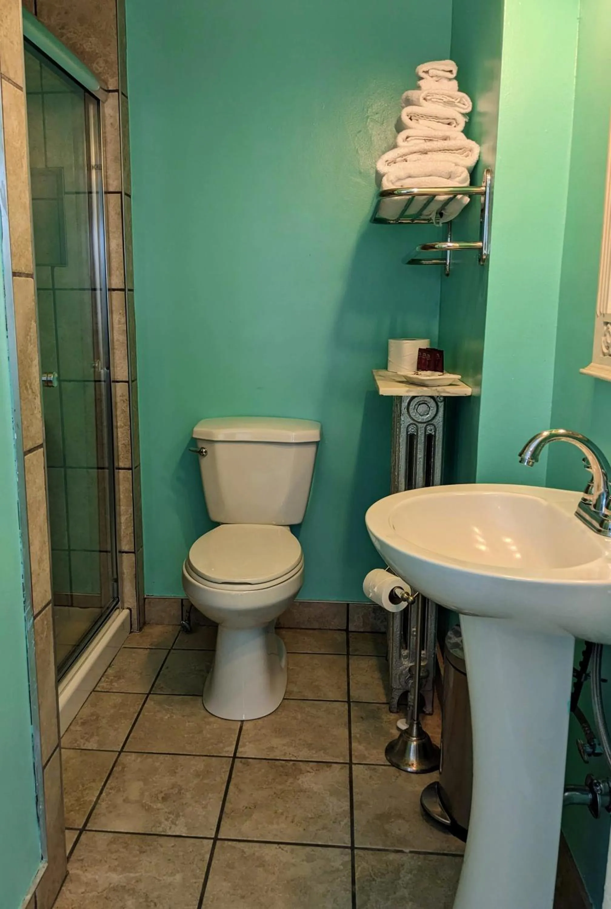 Shower in Chelsea Pub and Inn