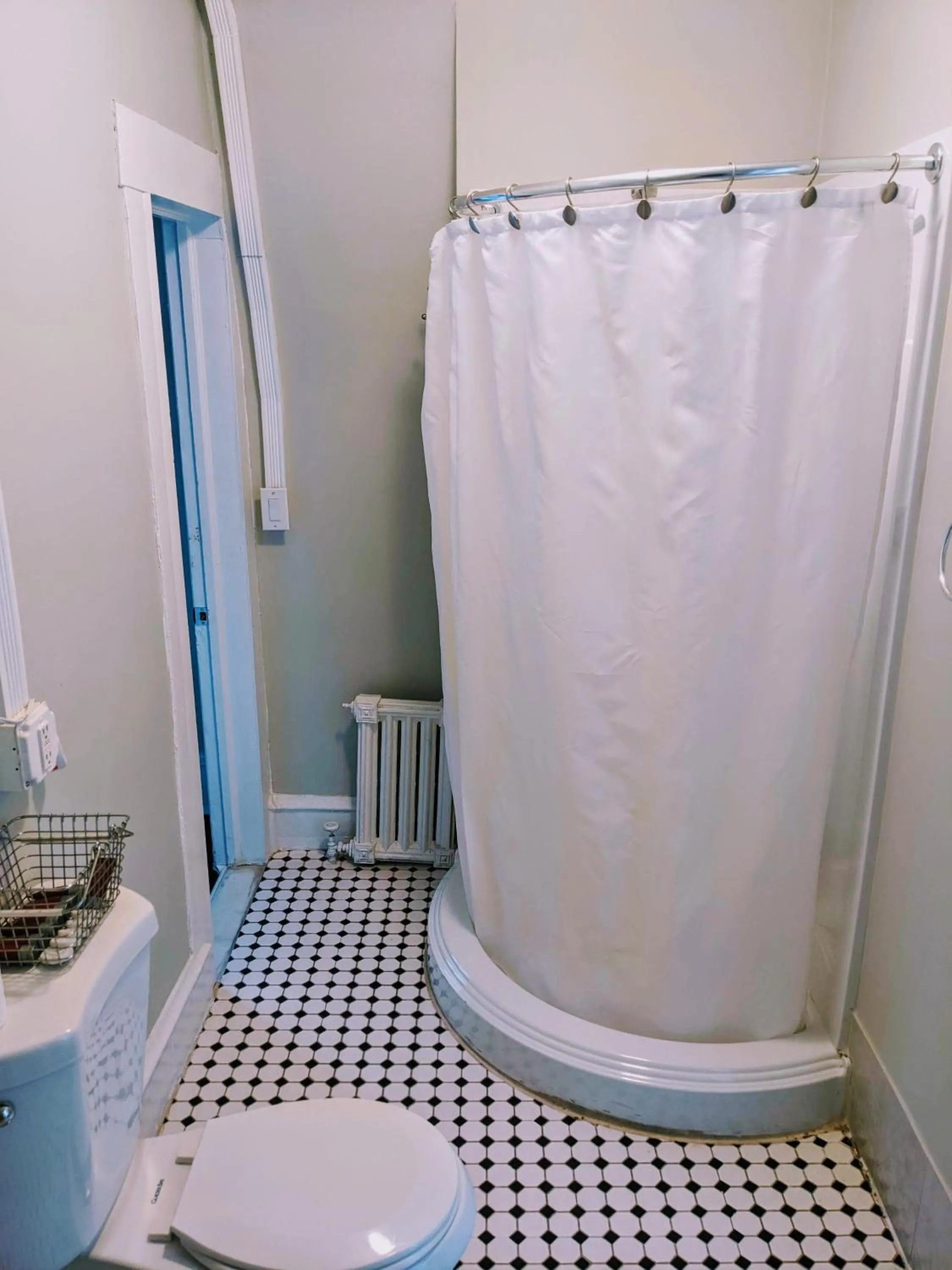 Shower in Chelsea Pub and Inn