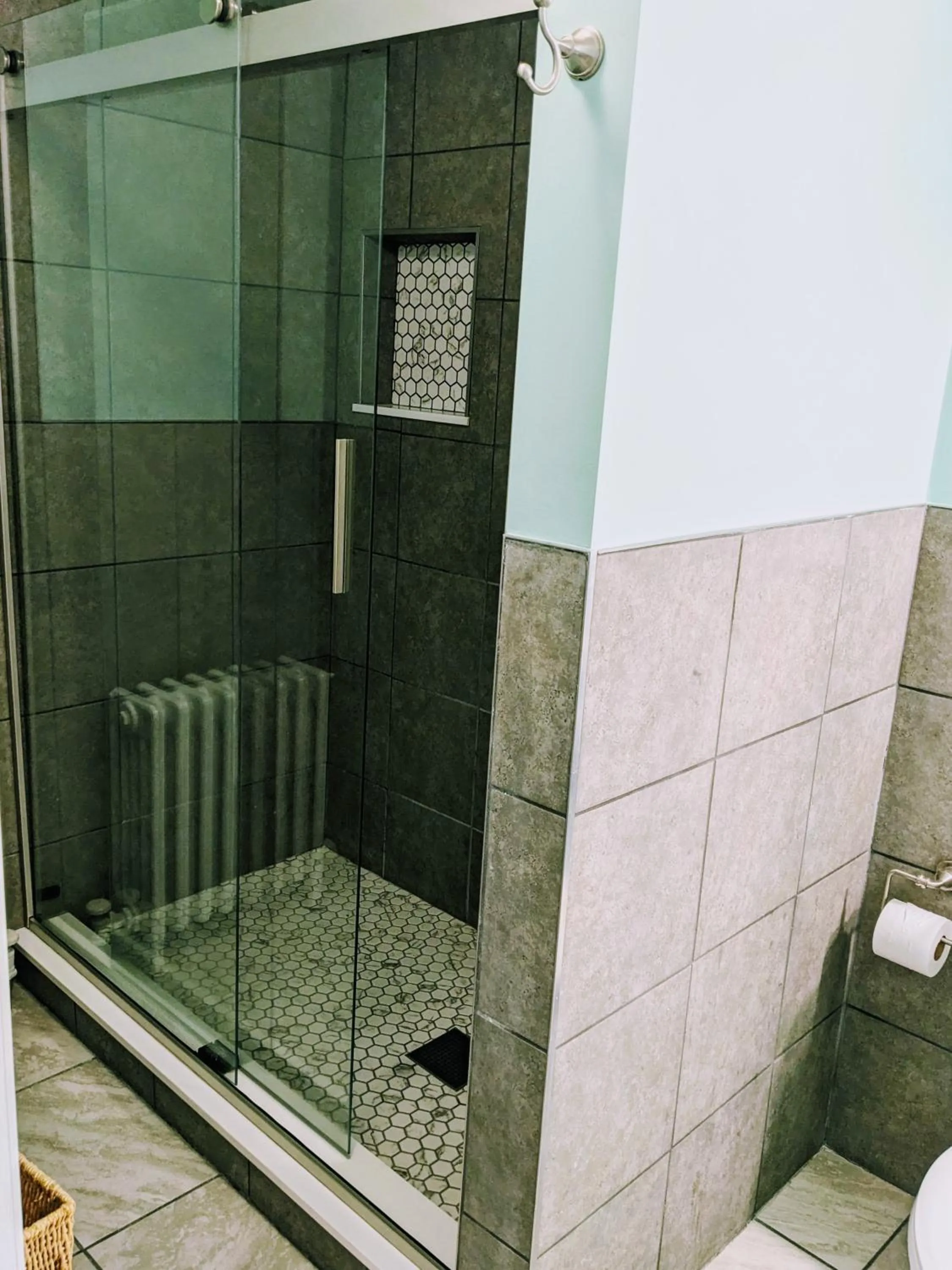 Shower in Chelsea Pub and Inn