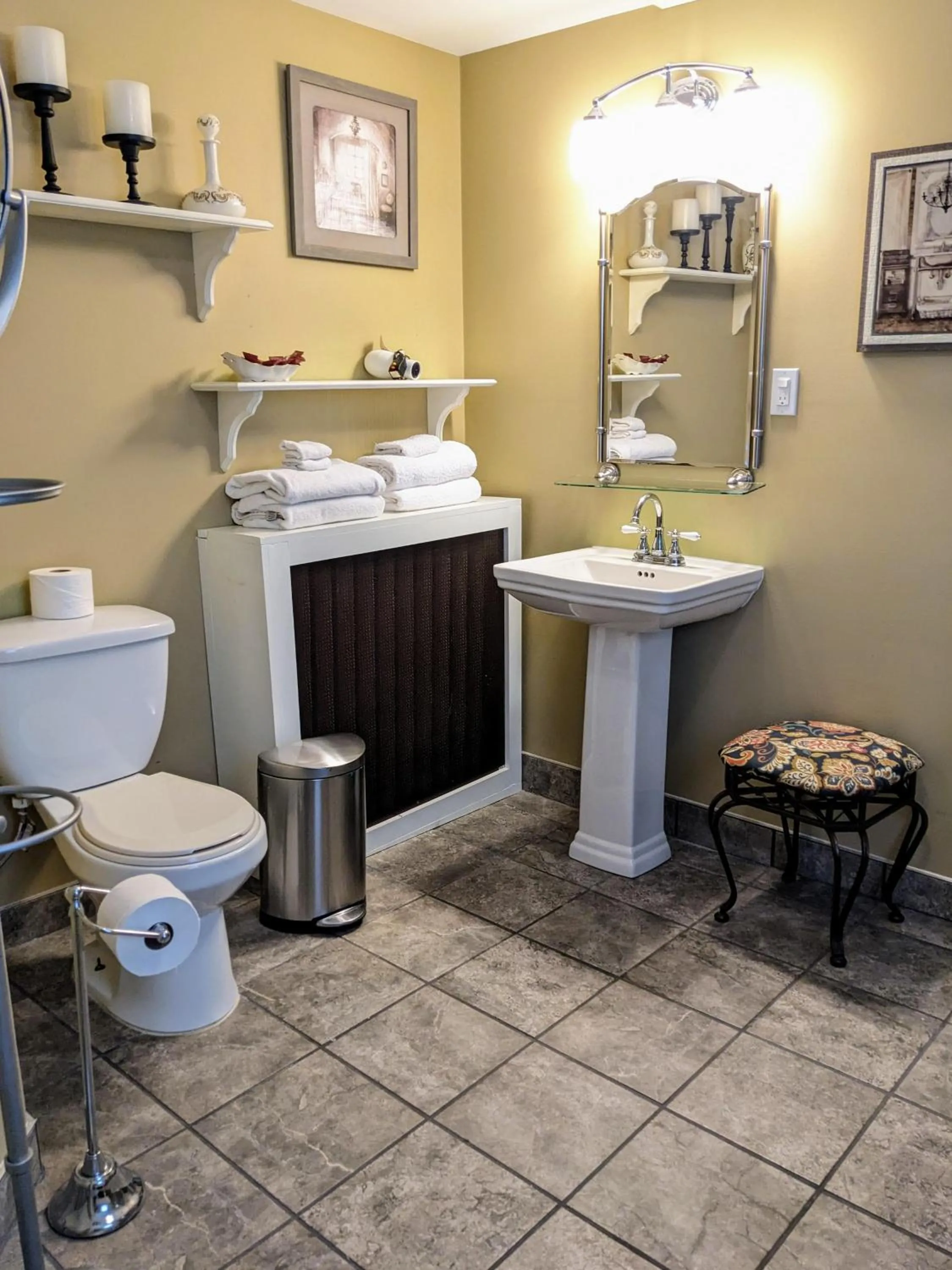 Toilet in Chelsea Pub and Inn