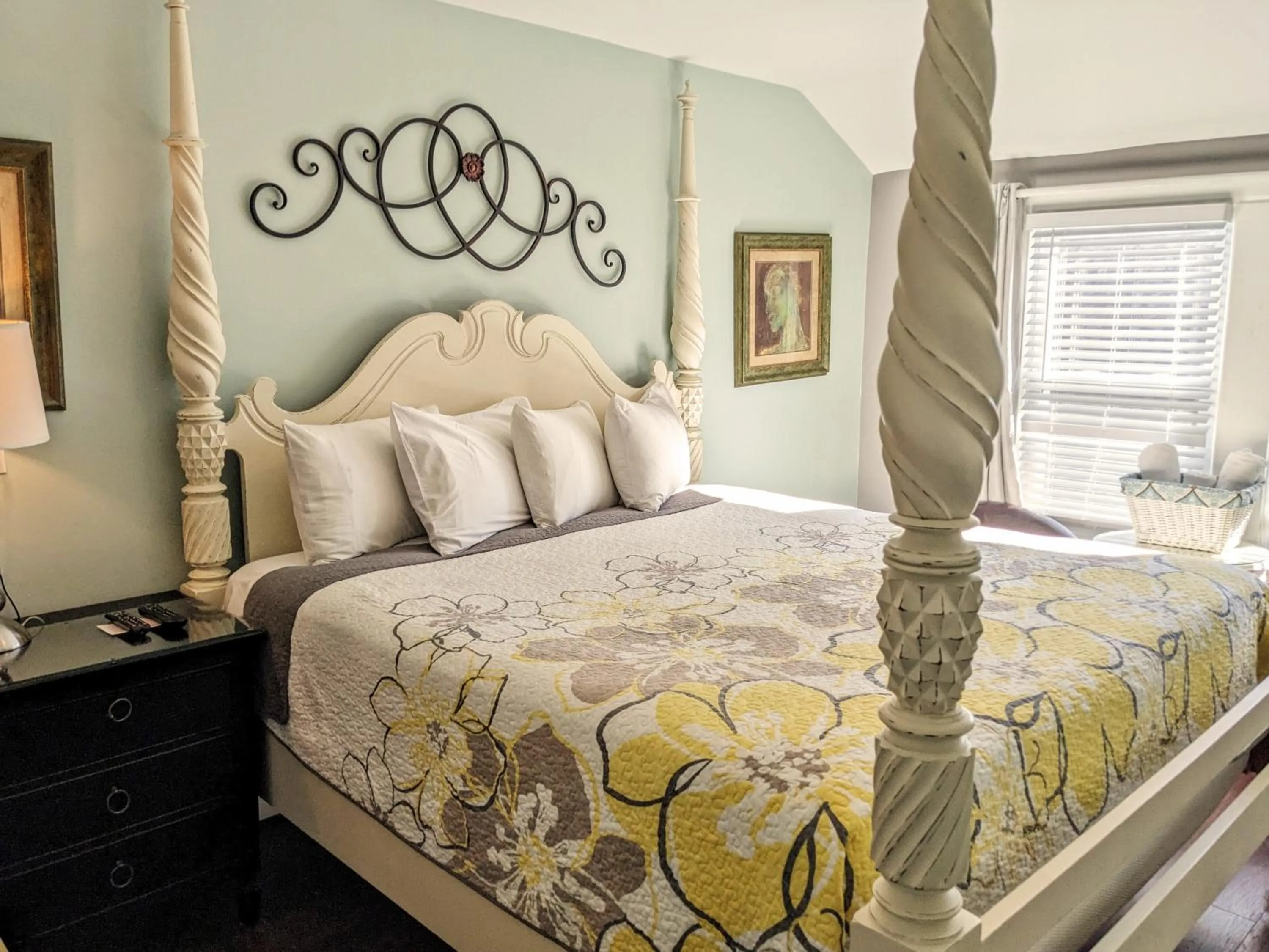 Bed in Chelsea Pub and Inn