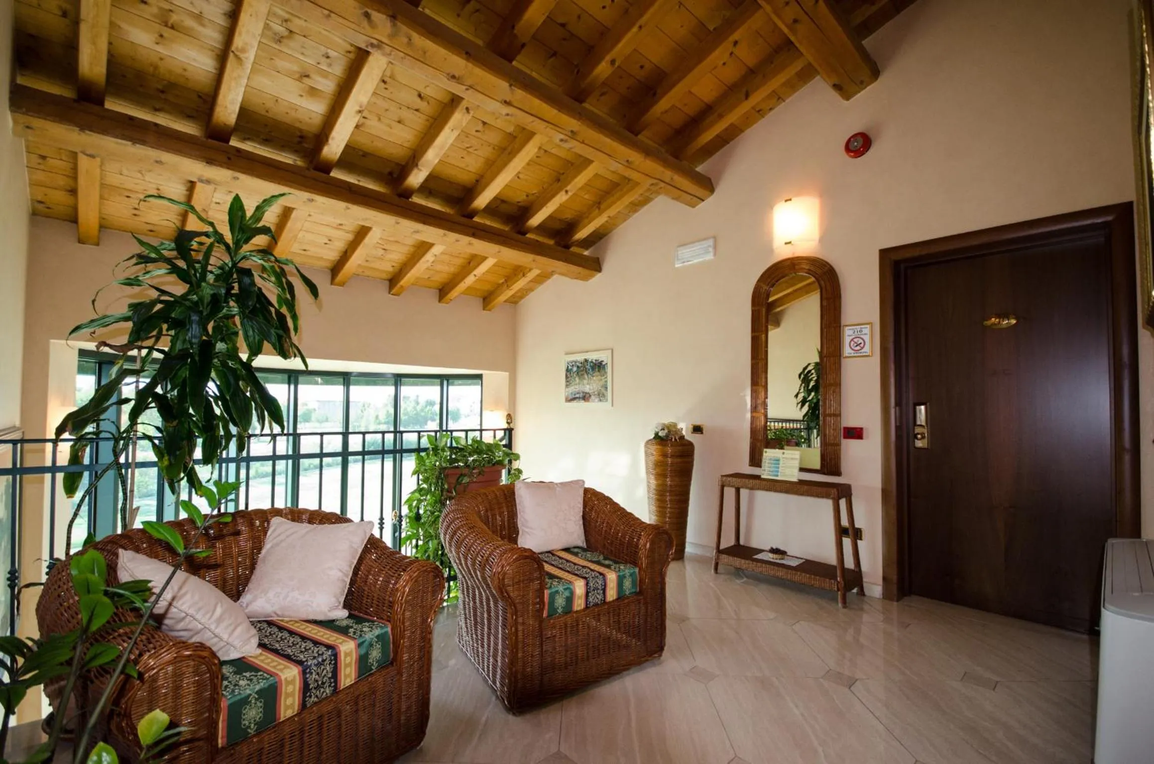 Communal lounge/ TV room in Hotel Corte Vecchia