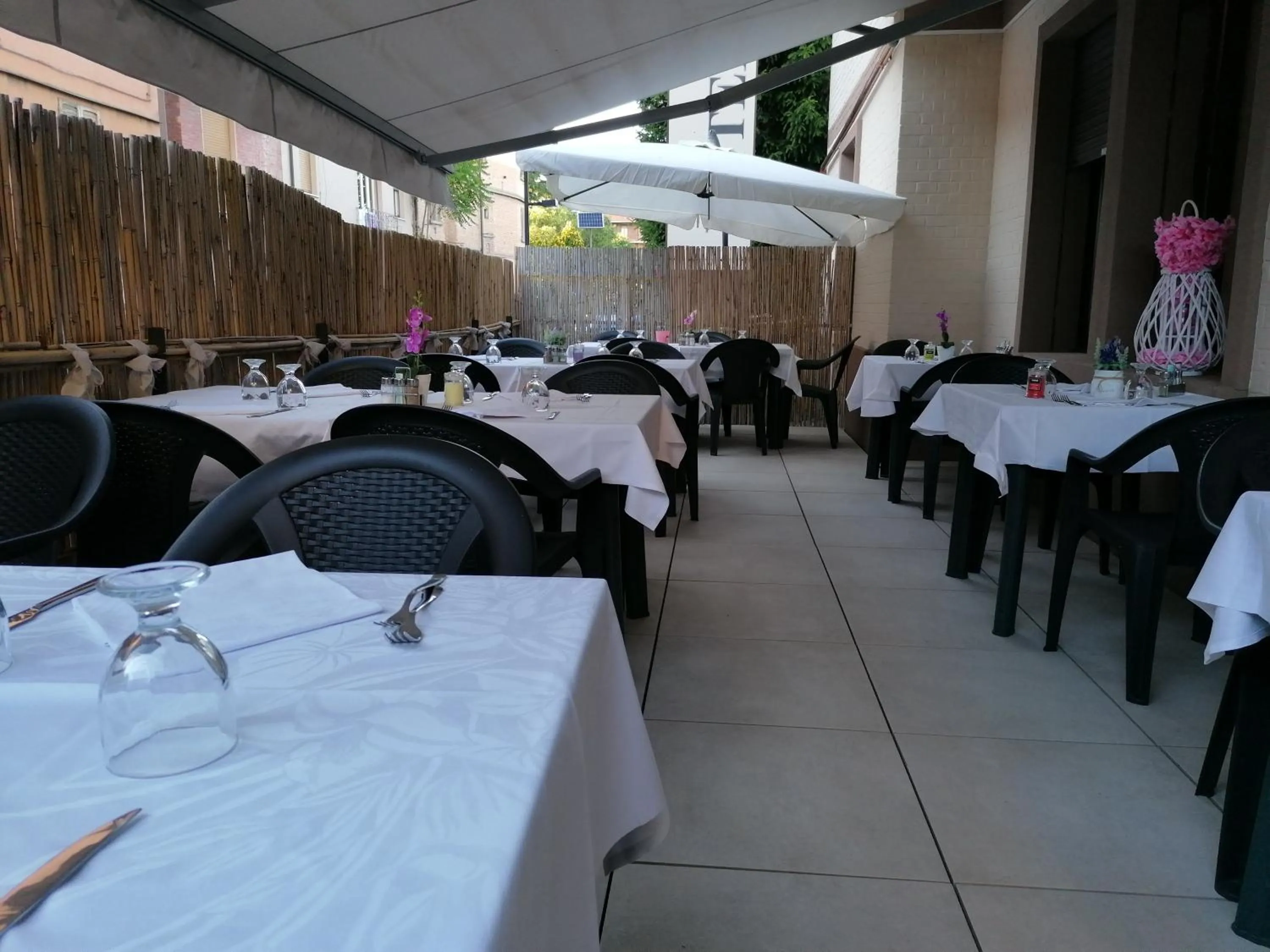 Restaurant/places to eat in Hotel Eden