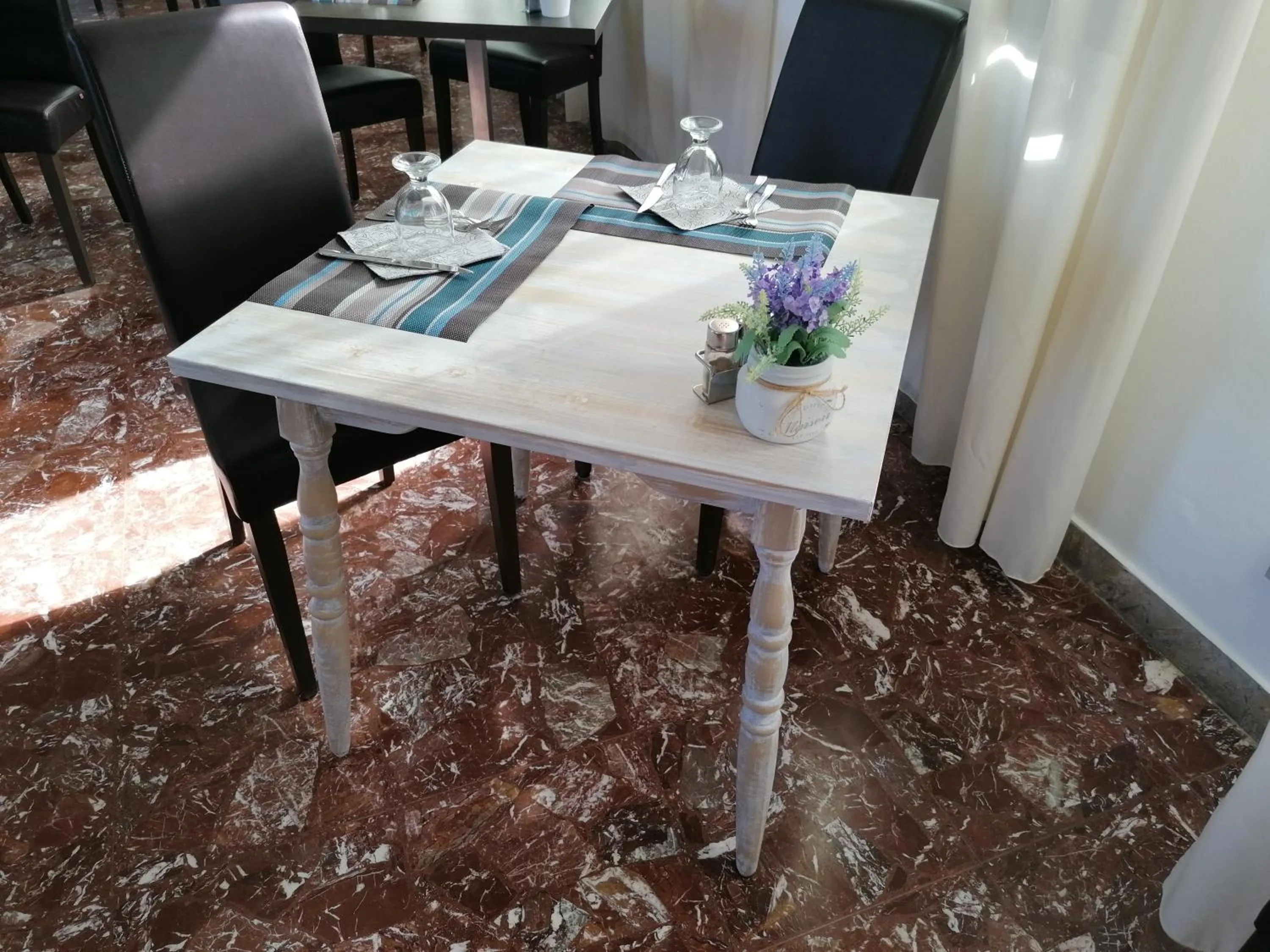 Restaurant/places to eat in Hotel Eden