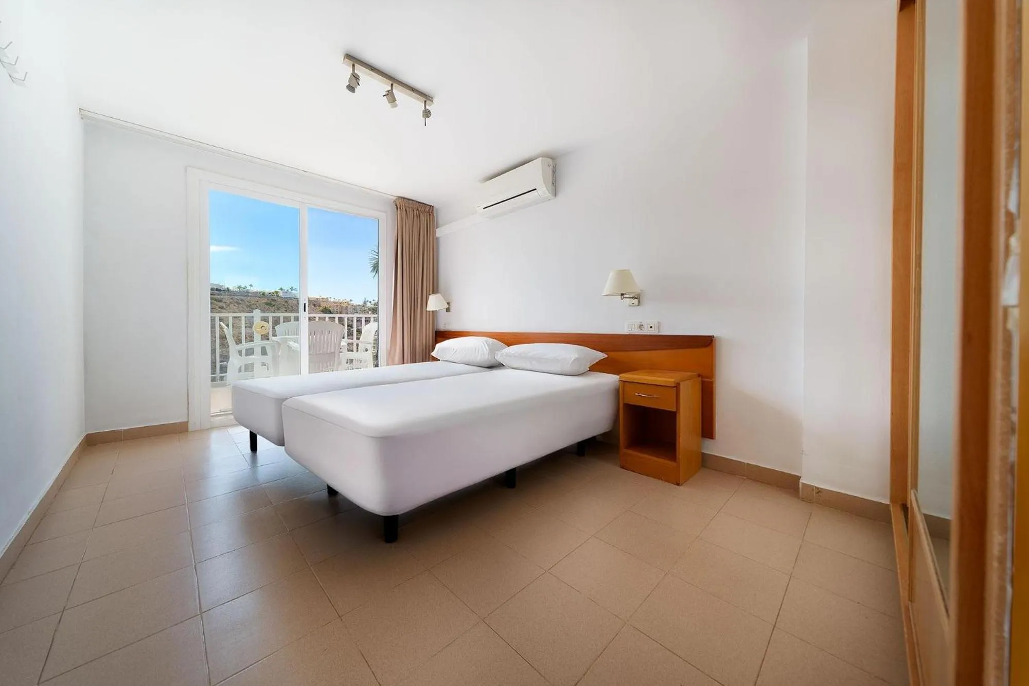 Photo of the whole room, Bed in Servatur Altamadores