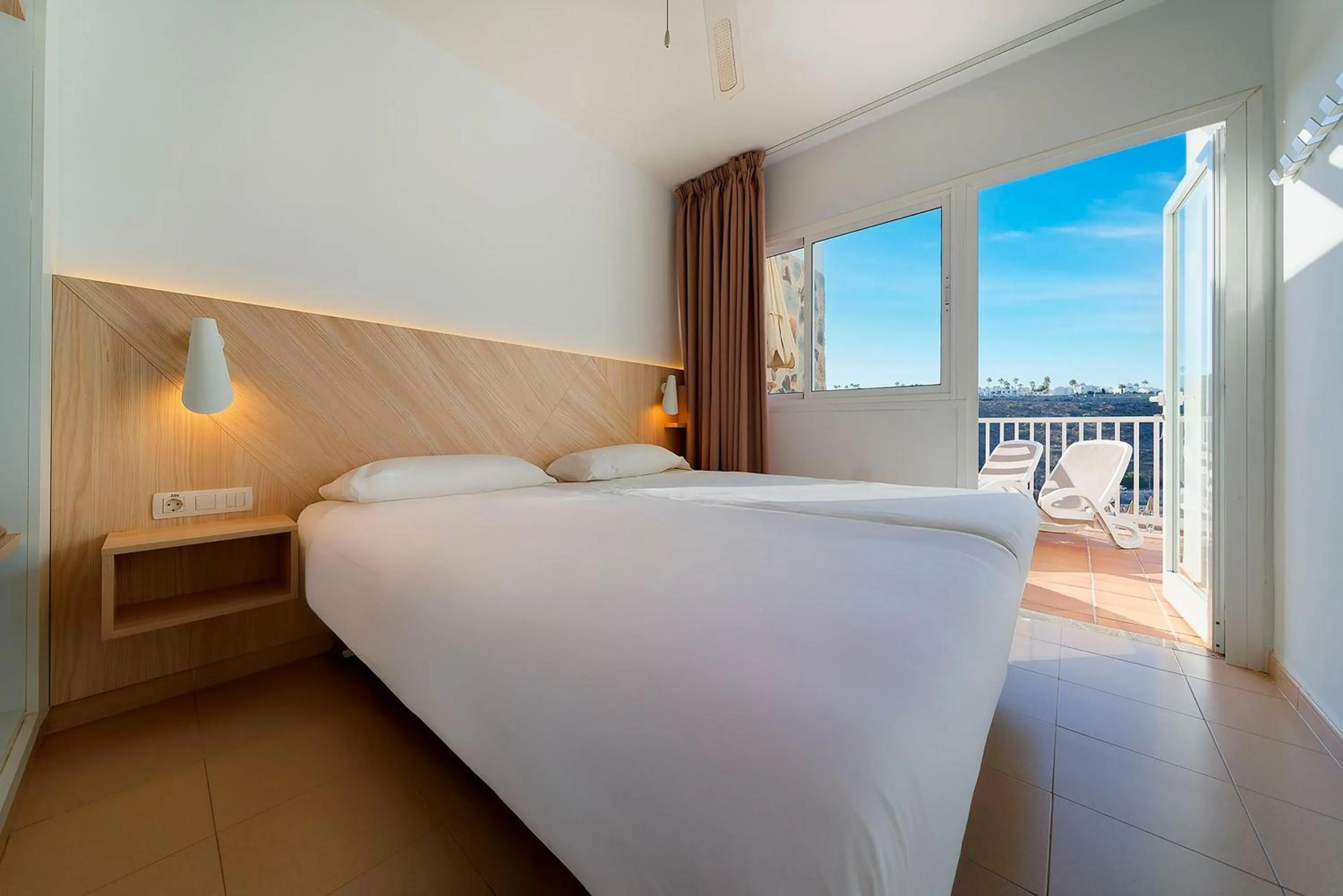 Photo of the whole room, Bed in Servatur Altamadores