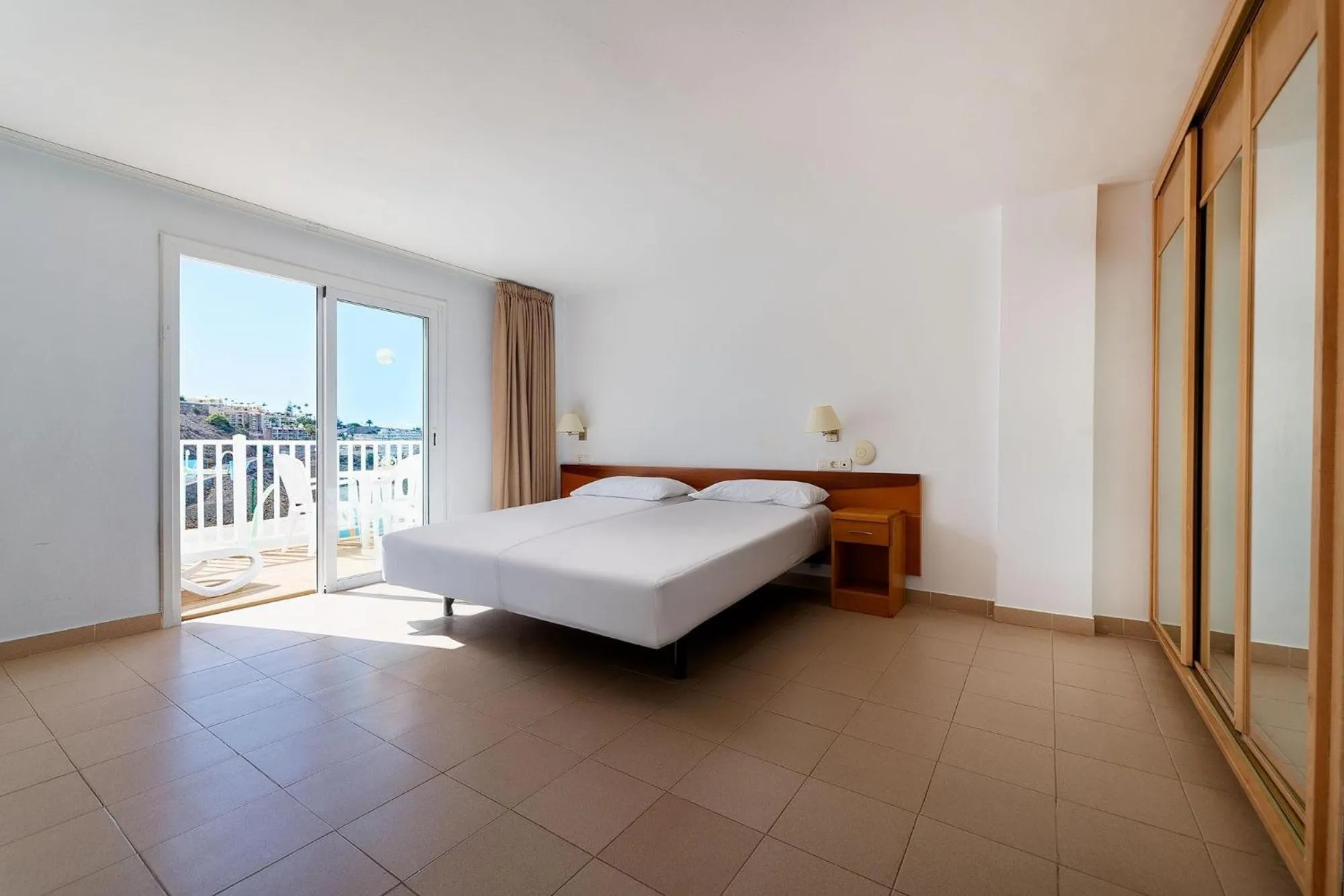 Photo of the whole room, Bed in Servatur Altamadores