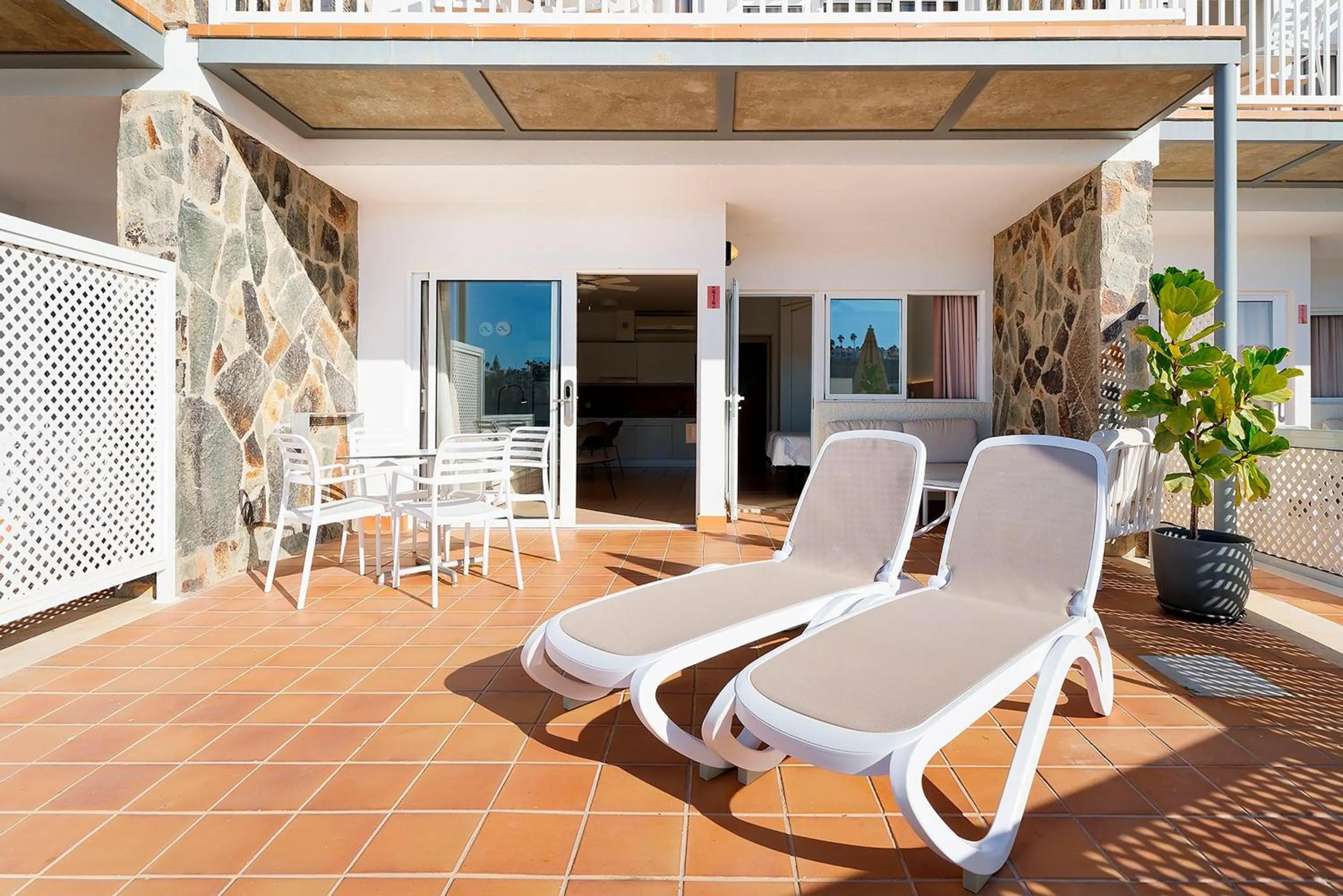 Photo of the whole room in Servatur Altamadores