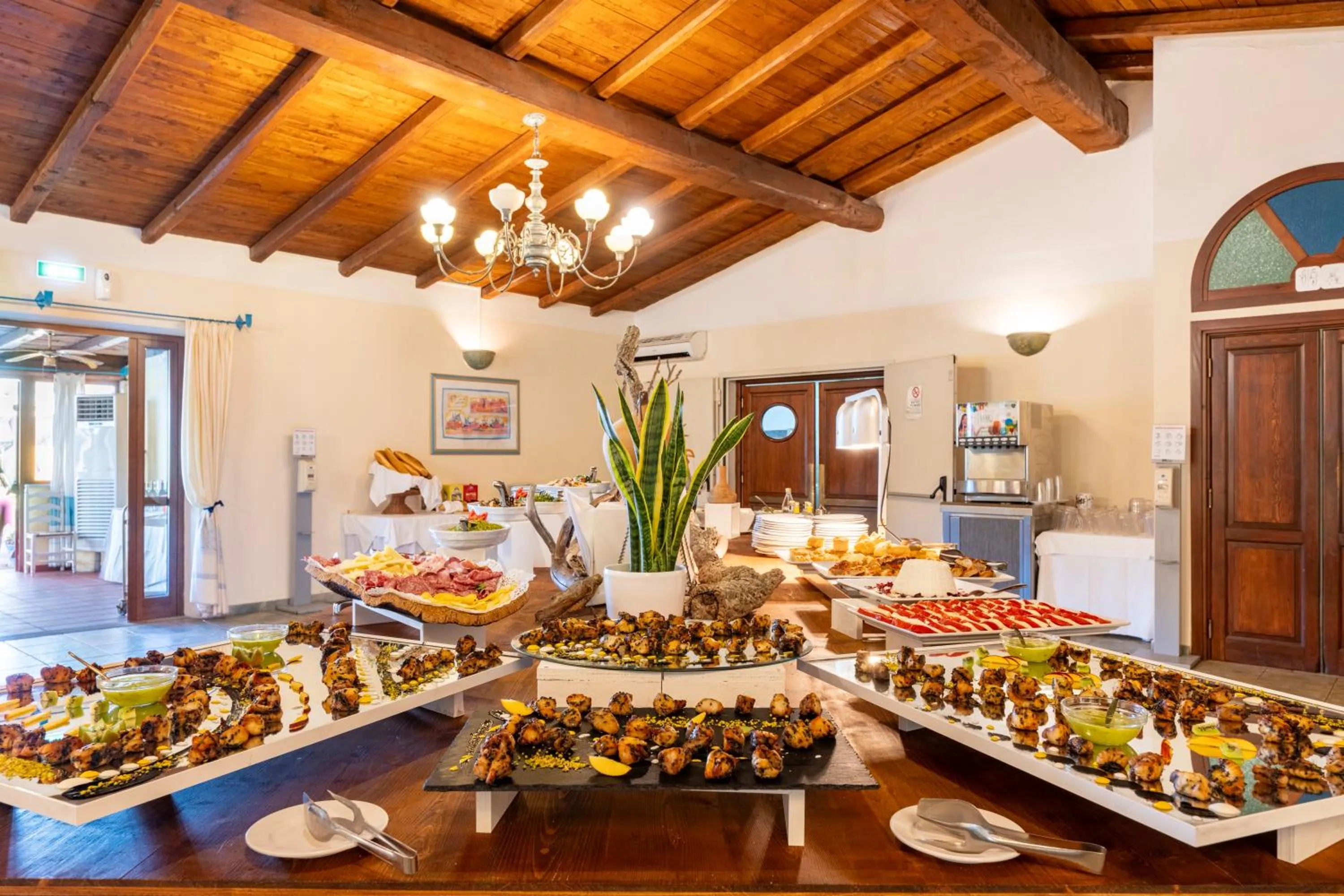 Restaurant/places to eat in Li Suari Club Village