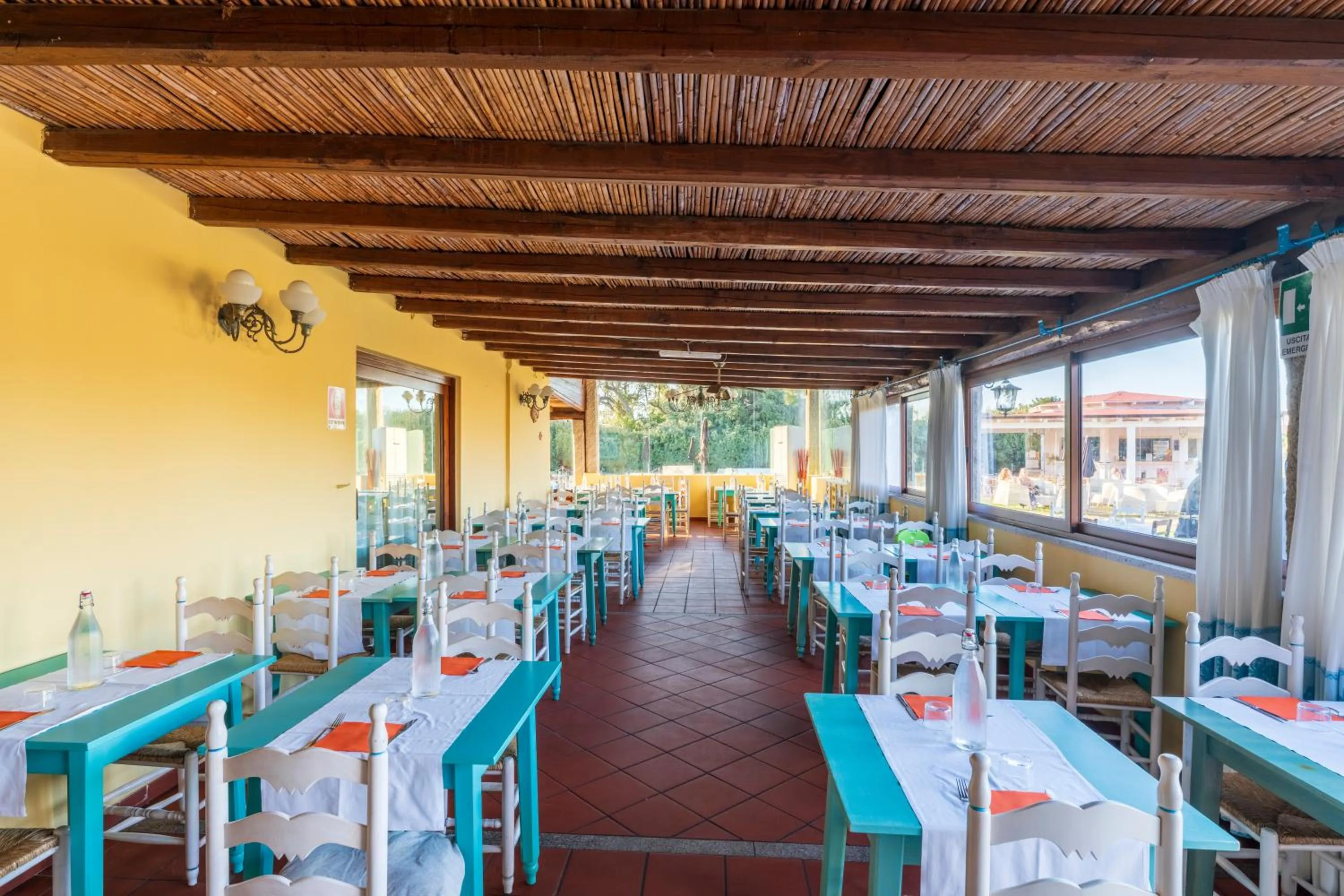 Restaurant/places to eat in Li Suari Club Village