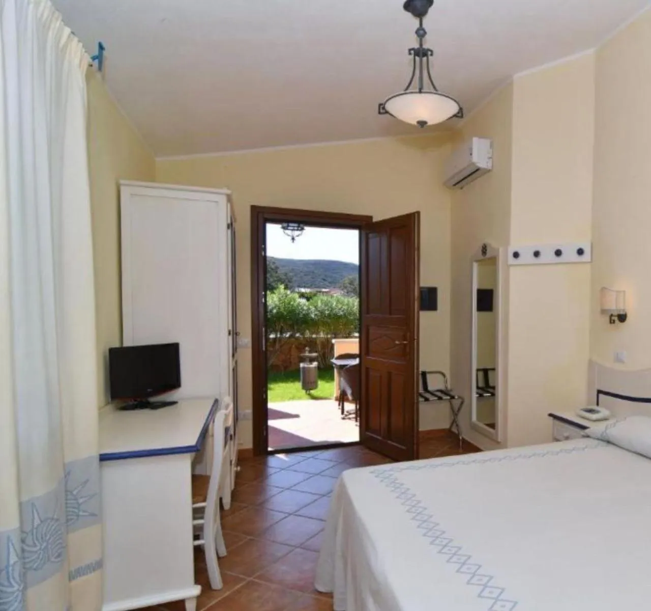 Photo of the whole room, Bed in Li Suari Club Village