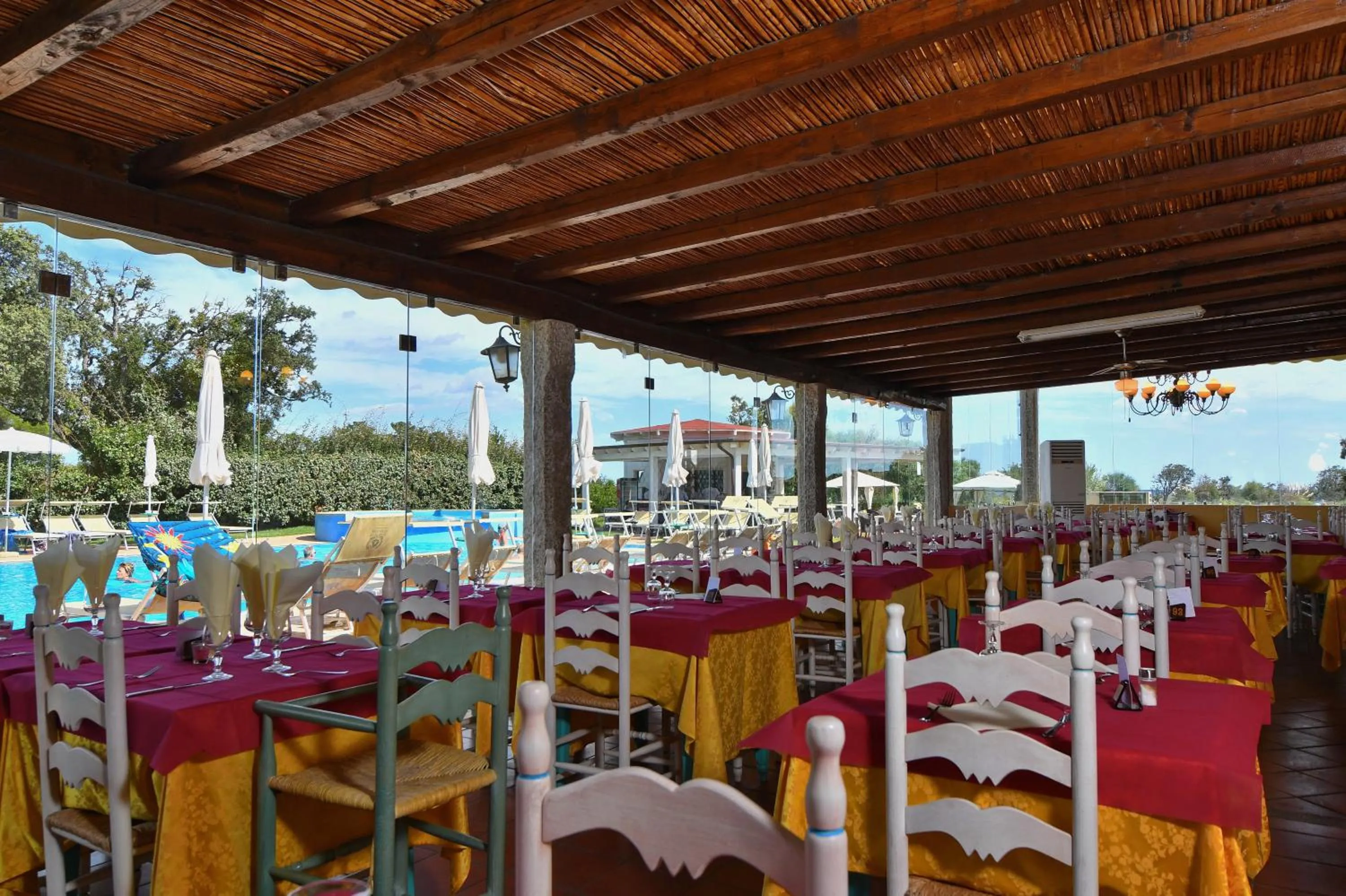 Restaurant/places to eat in Li Suari Club Village