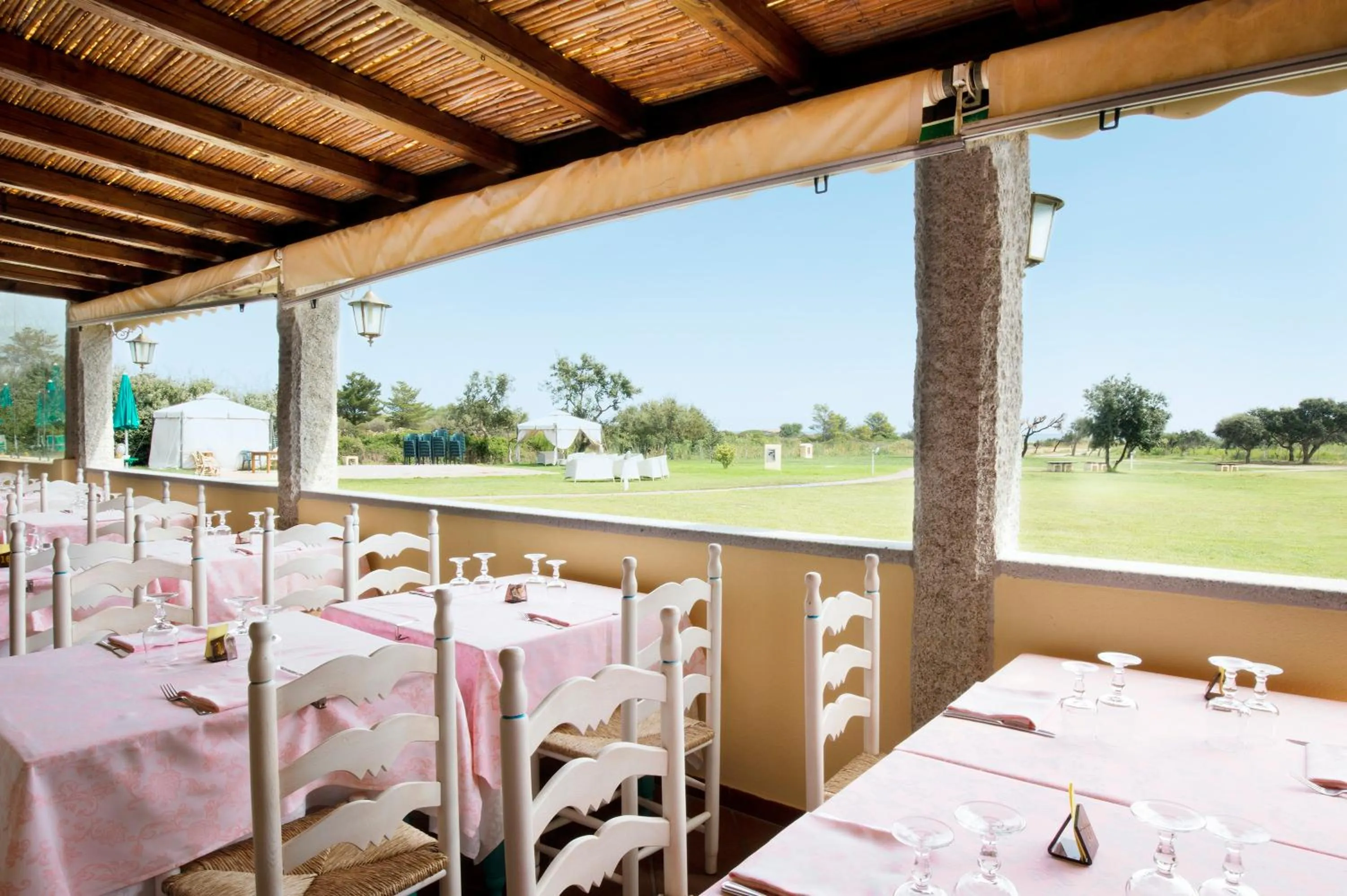 Restaurant/places to eat in Li Suari Club Village