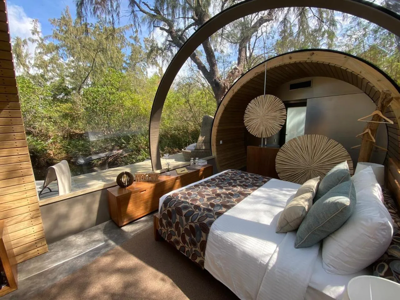 Lake view, Bed in Bubble Lodge Ile aux Cerfs Island