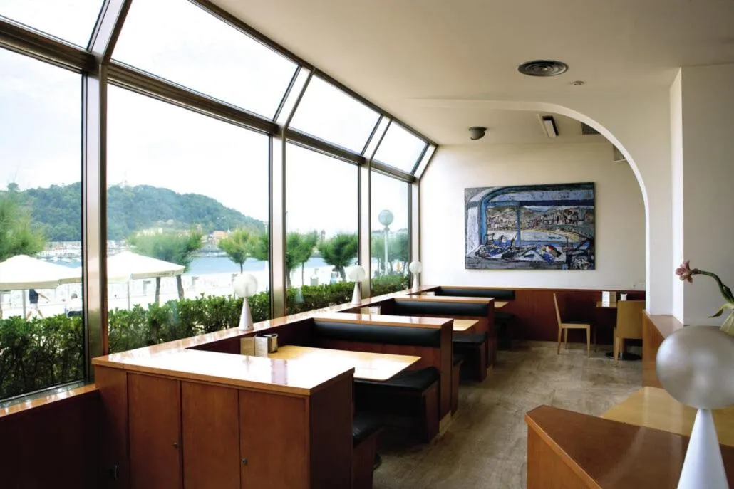 Restaurant/places to eat in Hotel Niza