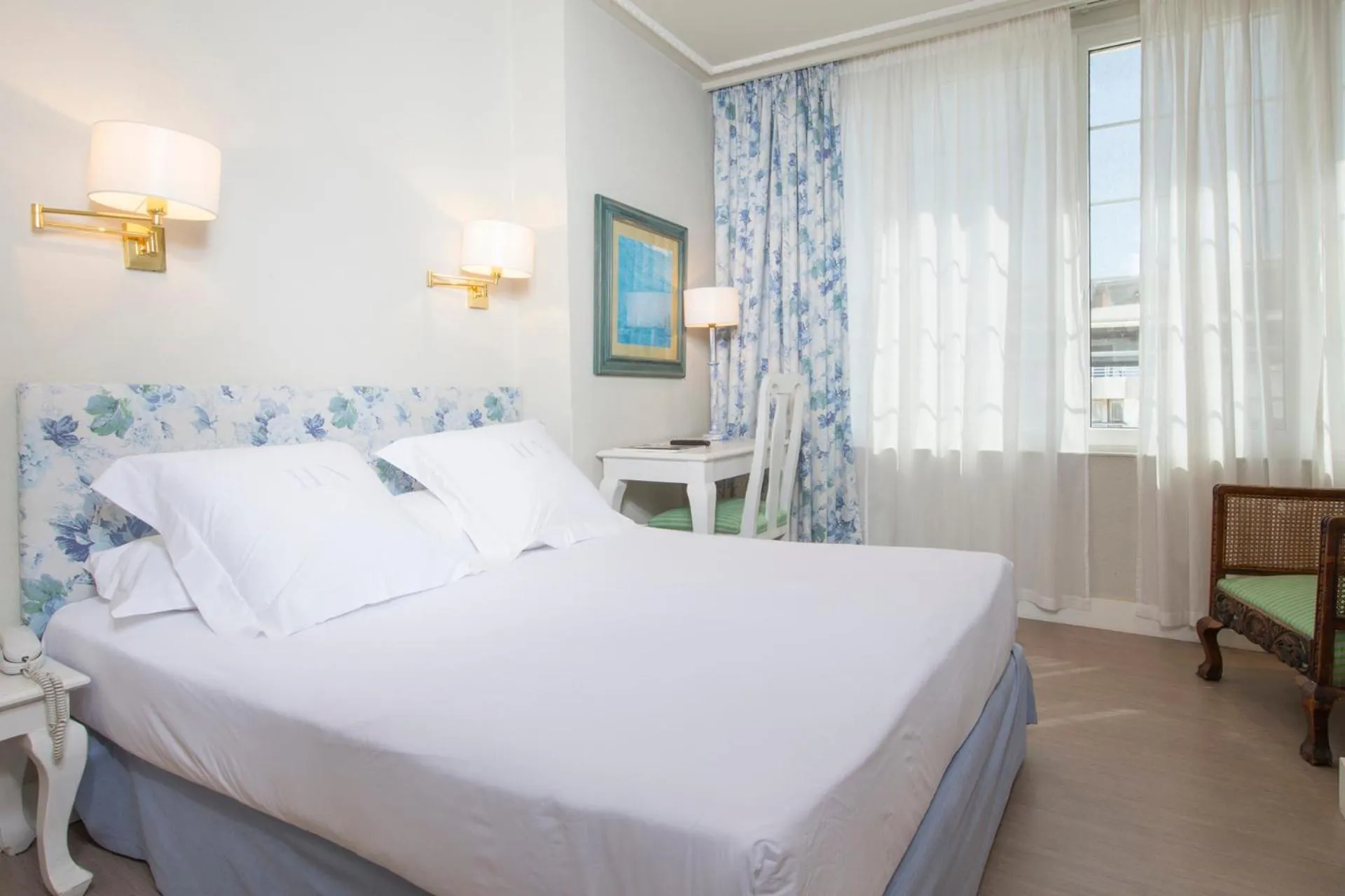 Street view, Bed in Hotel Niza