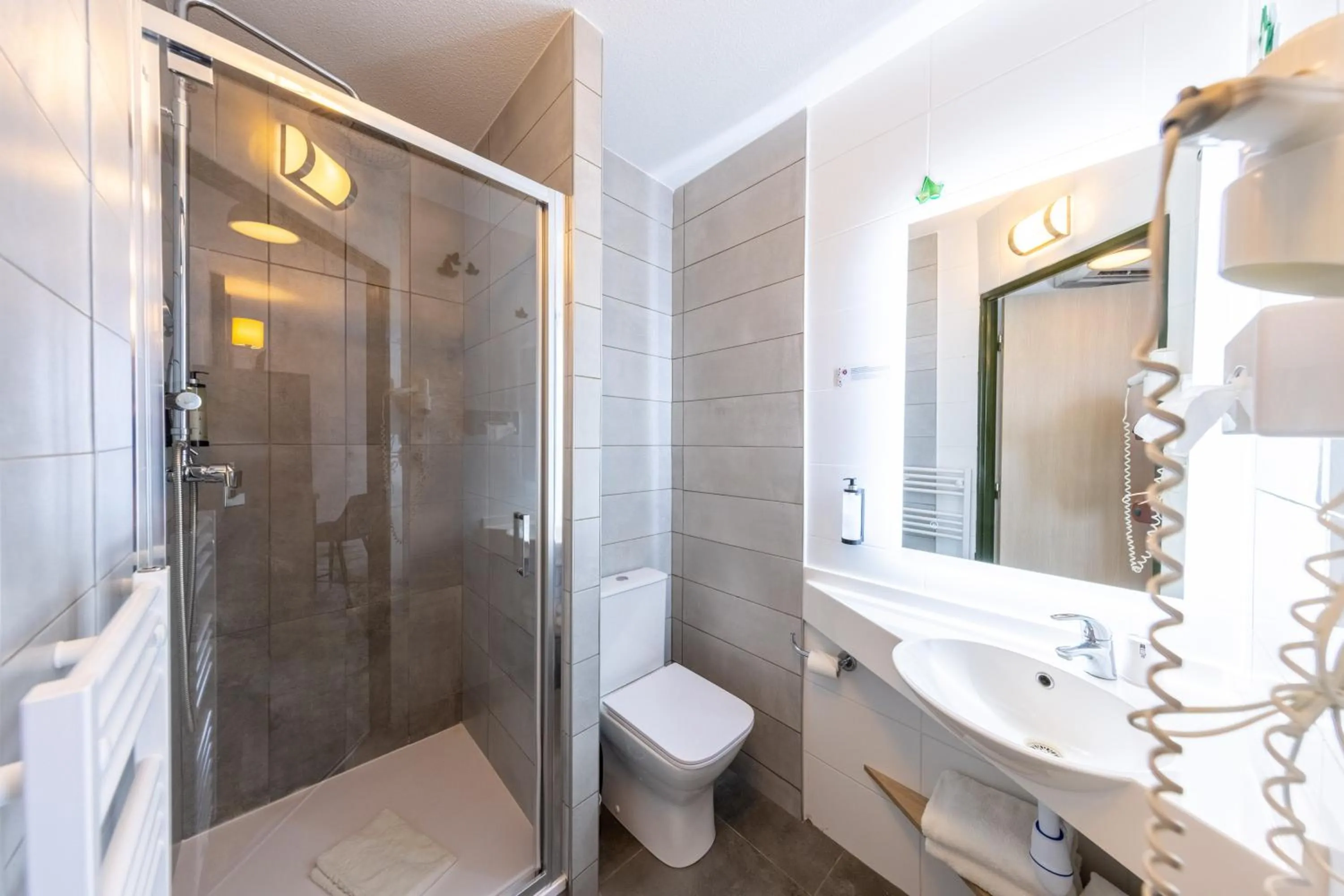 Shower in Hôtel Pont Rouge , Carcassonne