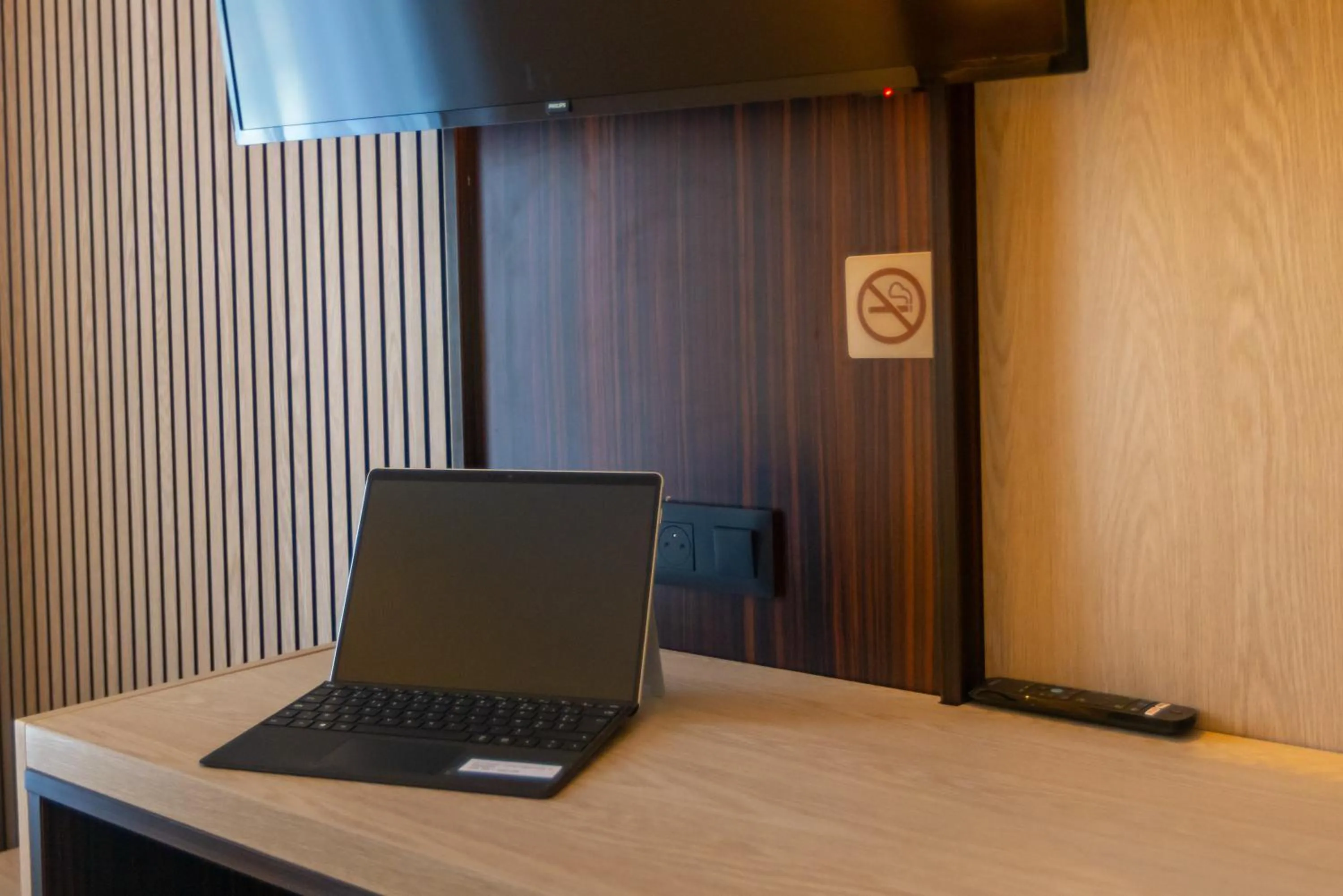 TV and multimedia in Hôtel Pont Rouge , Carcassonne