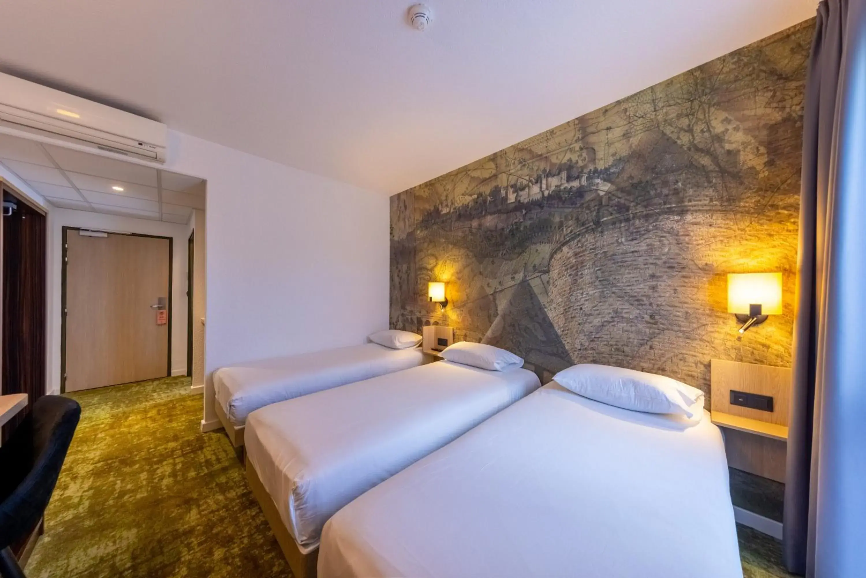 Triple Room with 3 Single Beds in Hôtel Pont Rouge , Carcassonne Triple Room with 3 Single Beds in Hôtel Pont Rouge , Carcassonne