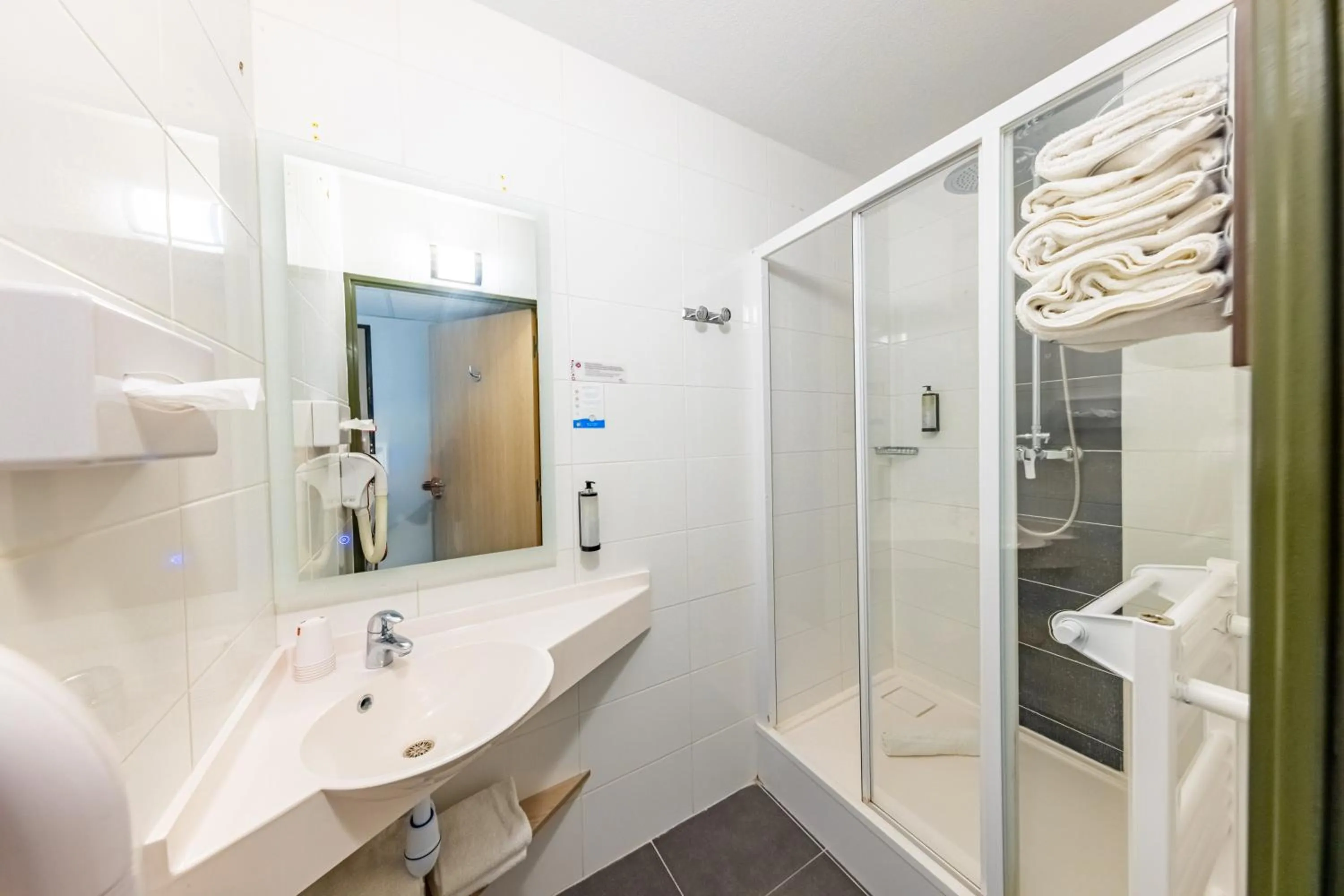 Shower in Hôtel Pont Rouge , Carcassonne