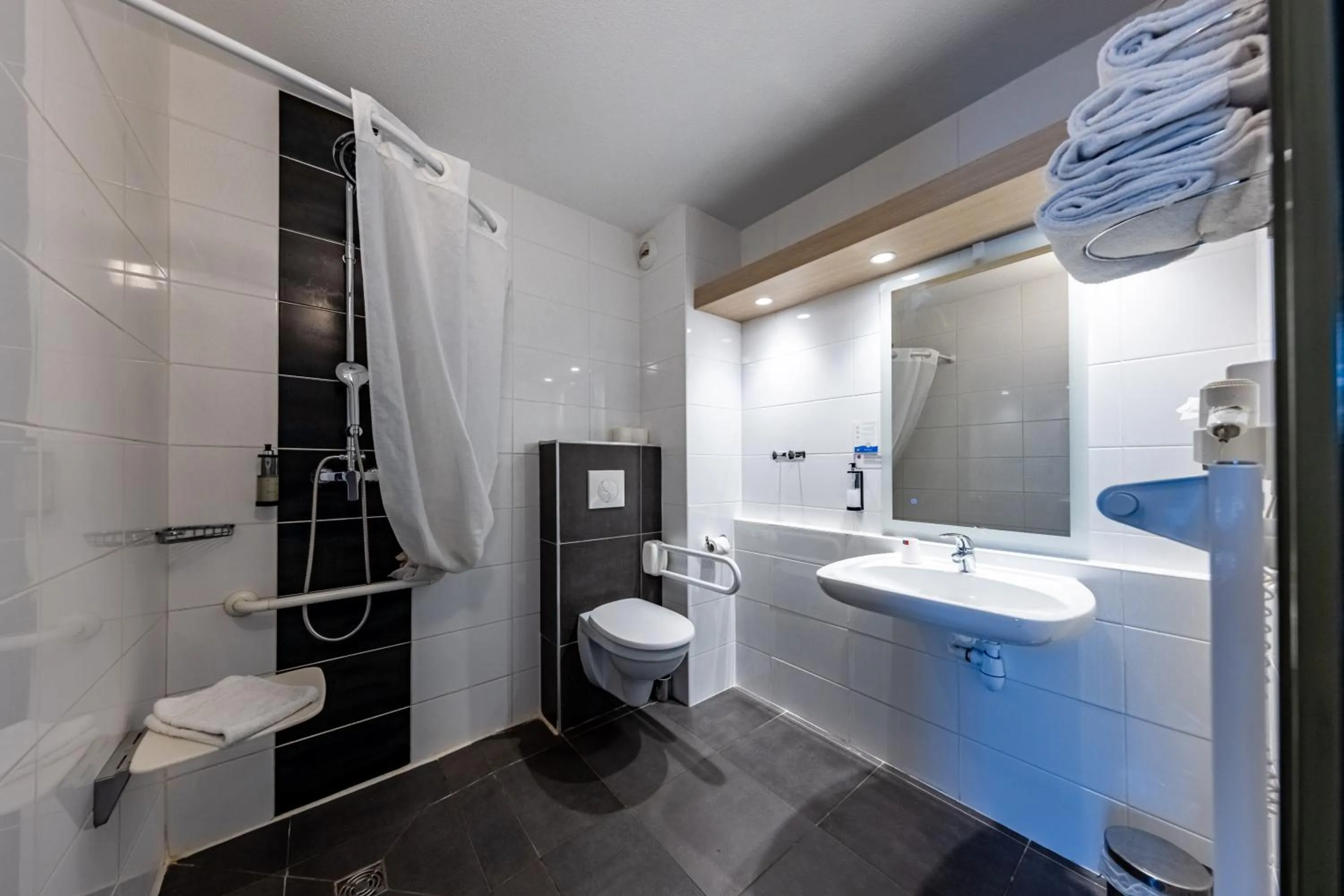 Shower in Hôtel Pont Rouge , Carcassonne