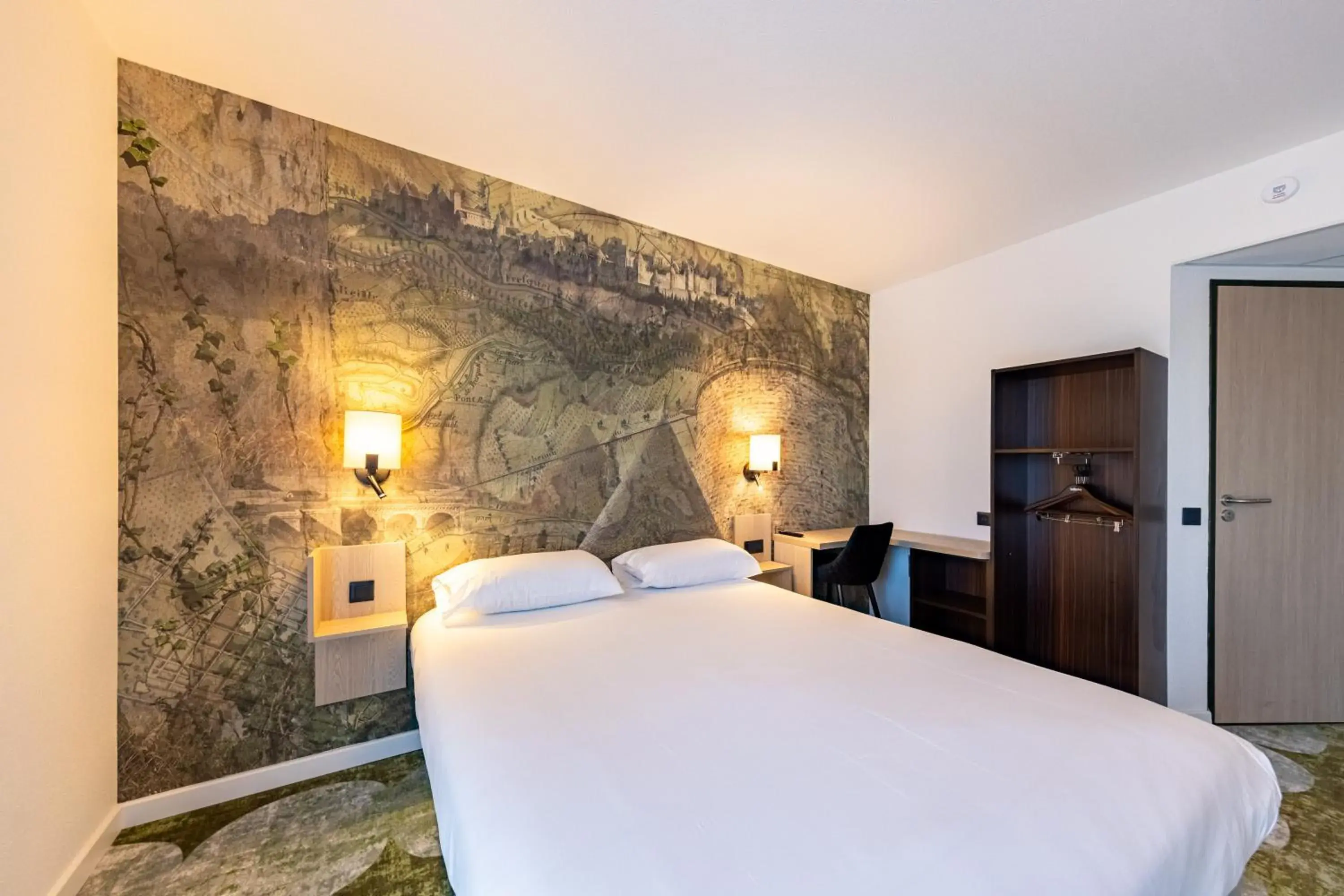 Double Room in Hôtel Pont Rouge , Carcassonne Double Room in Hôtel Pont Rouge , Carcassonne