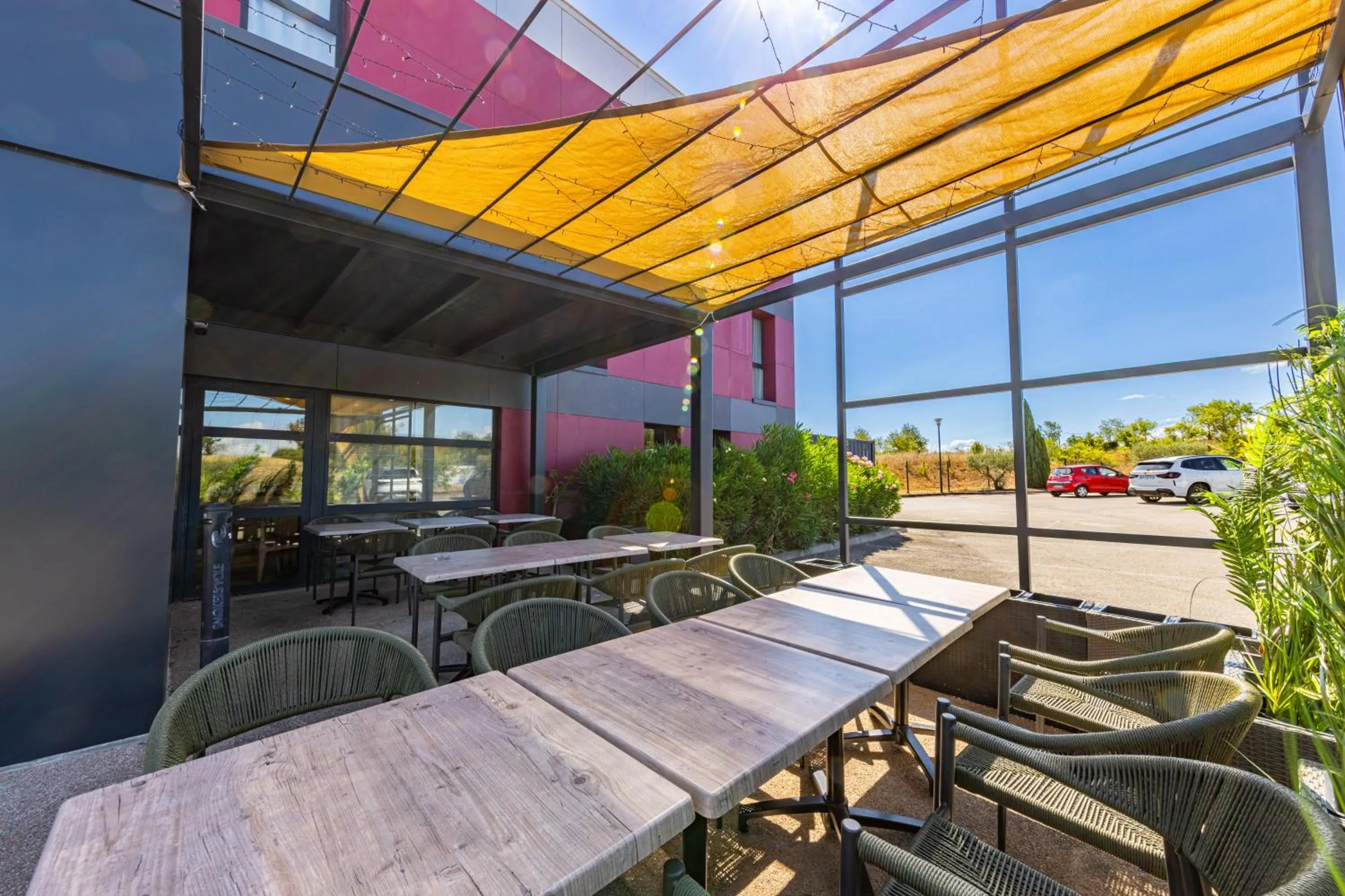 Patio in Hôtel Pont Rouge , Carcassonne