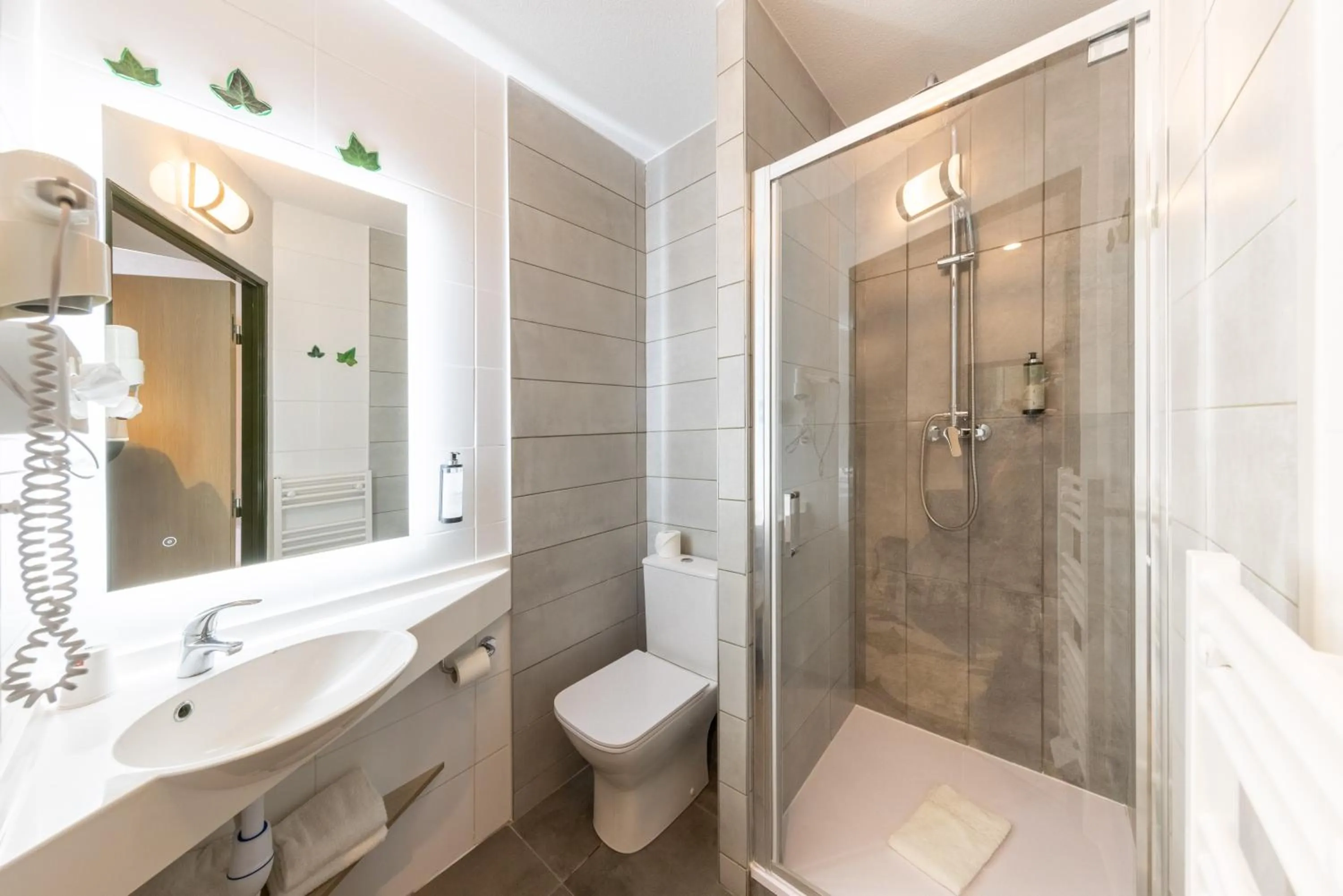 Shower in Hôtel Pont Rouge , Carcassonne