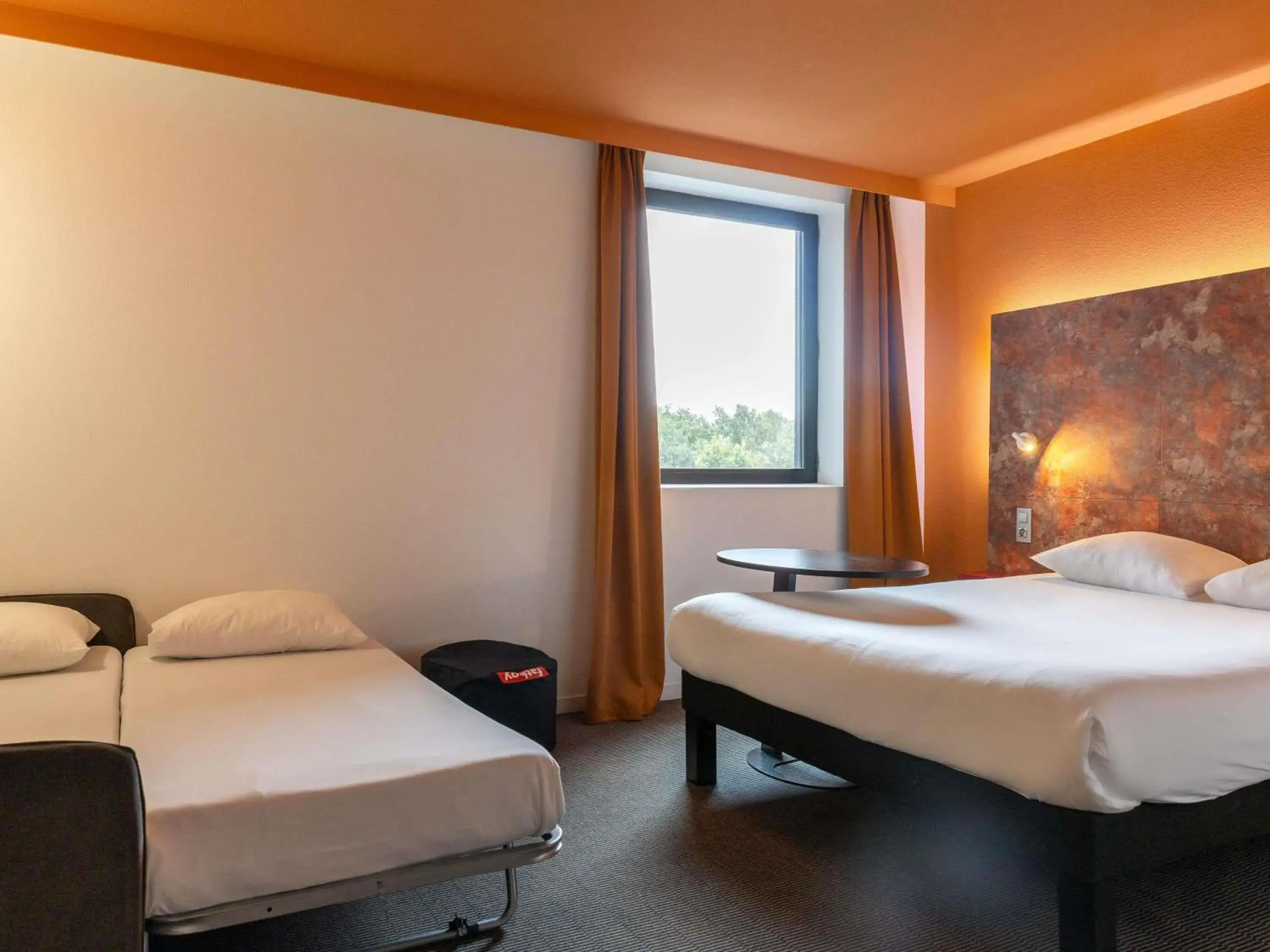 Room with a Double Bed and Twin Beds - single occupancy in ibis Styles Toulouse Cite Espace Room with a Double Bed and Twin Beds - single occupancy in ibis Styles Toulouse Cite Espace