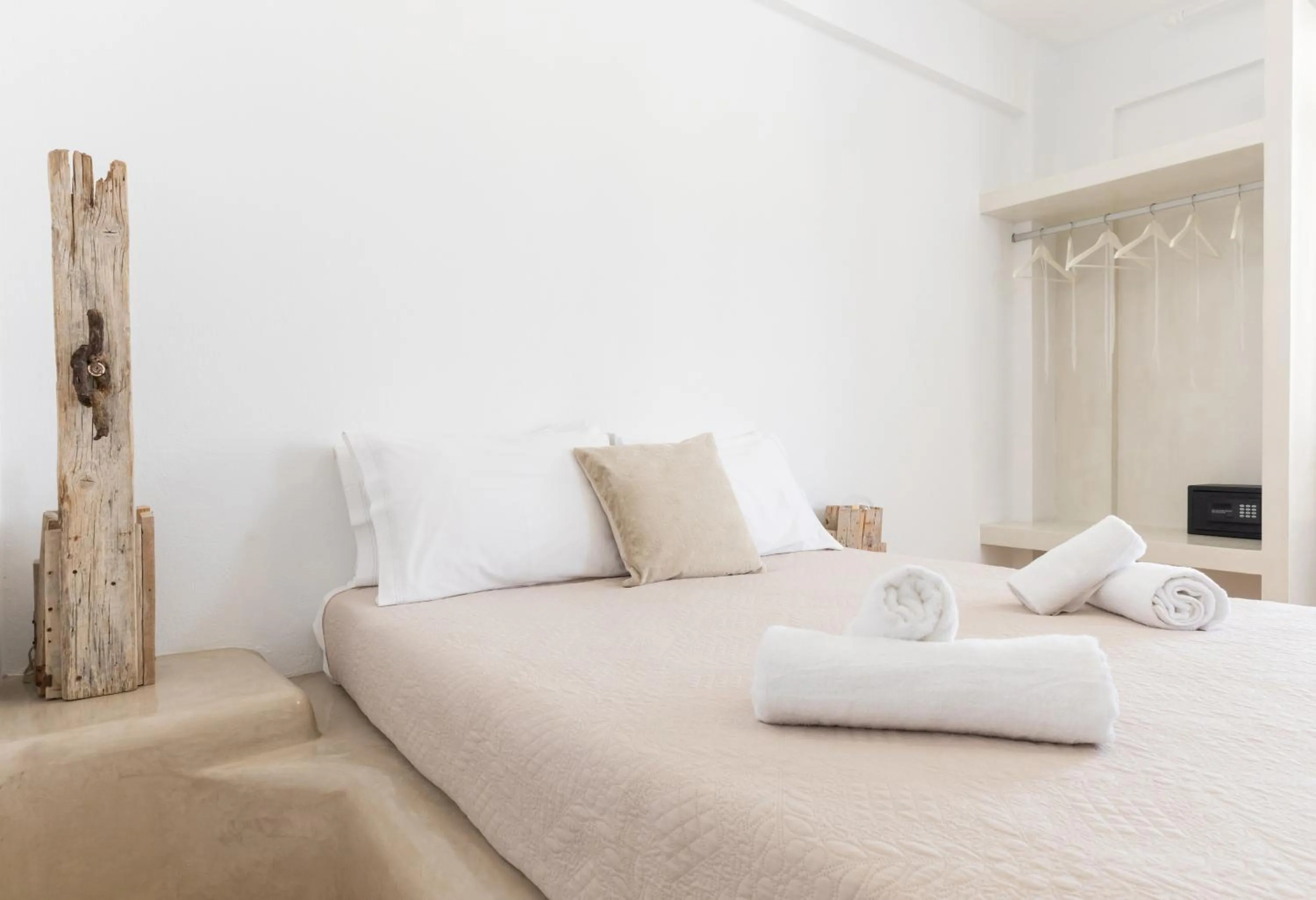 Bed in Santorini Mesotopos