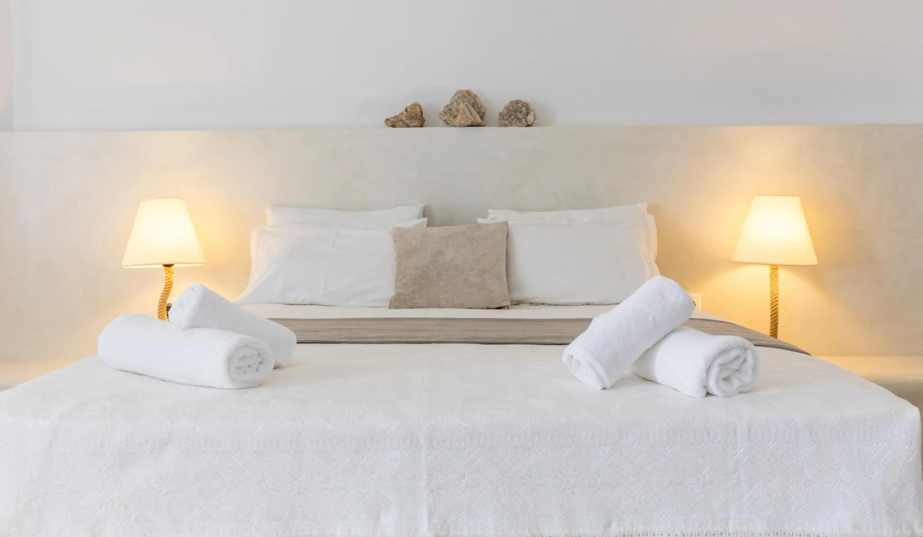 Bed in Santorini Mesotopos