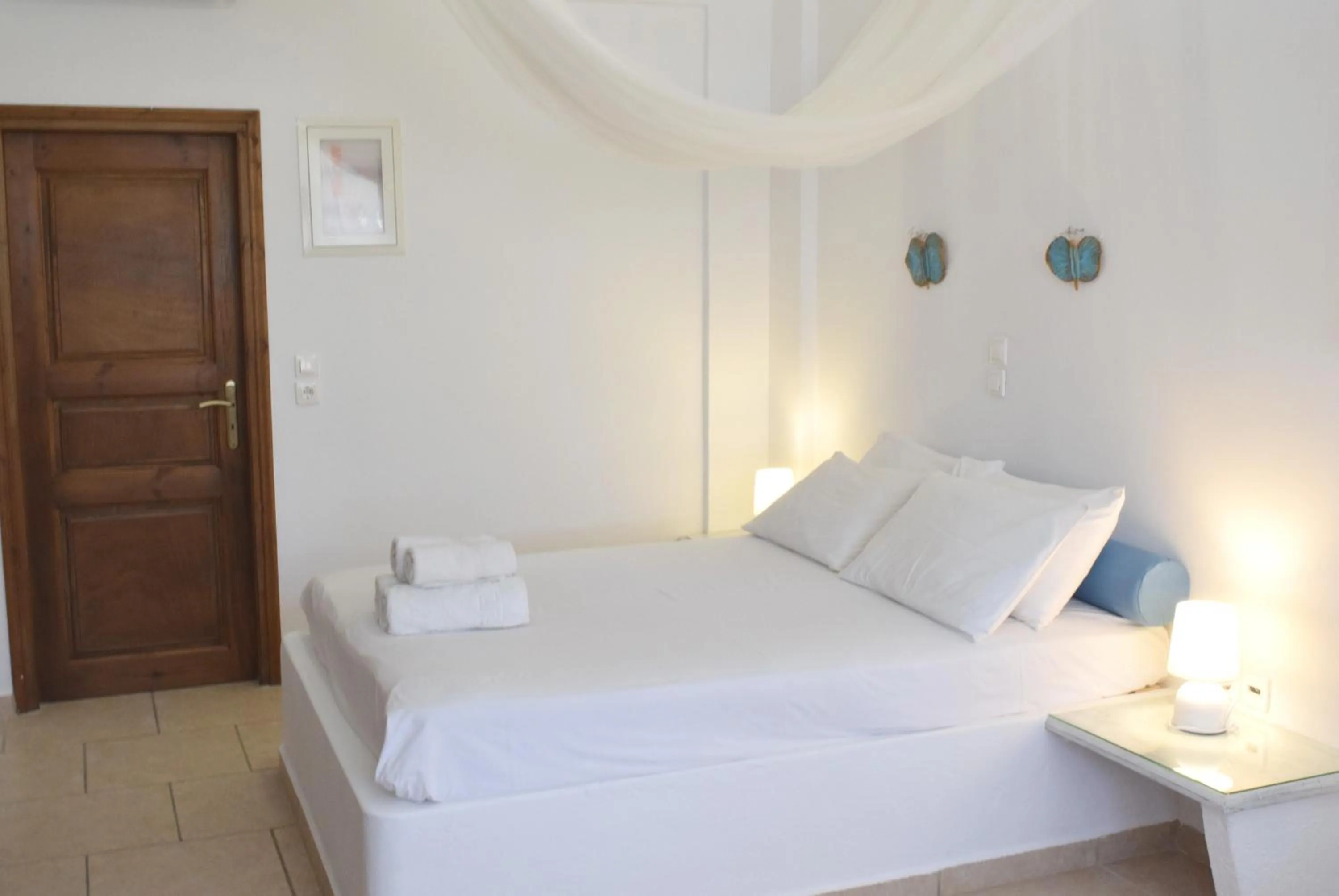 Bed in Santorini Mesotopos