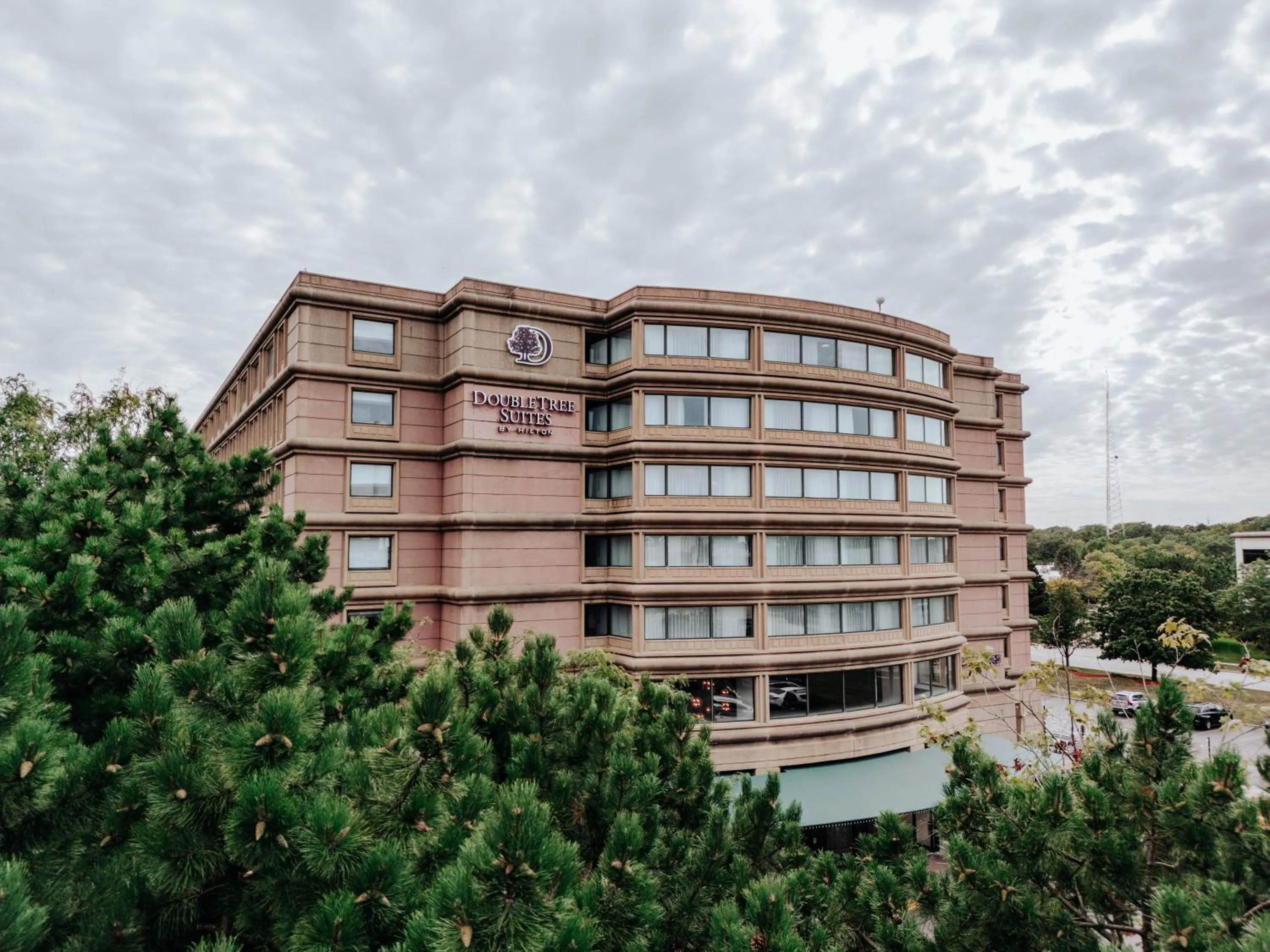 Property building in DoubleTree Suites by Hilton Hotel & Conference Center Chicago-Downers Grove