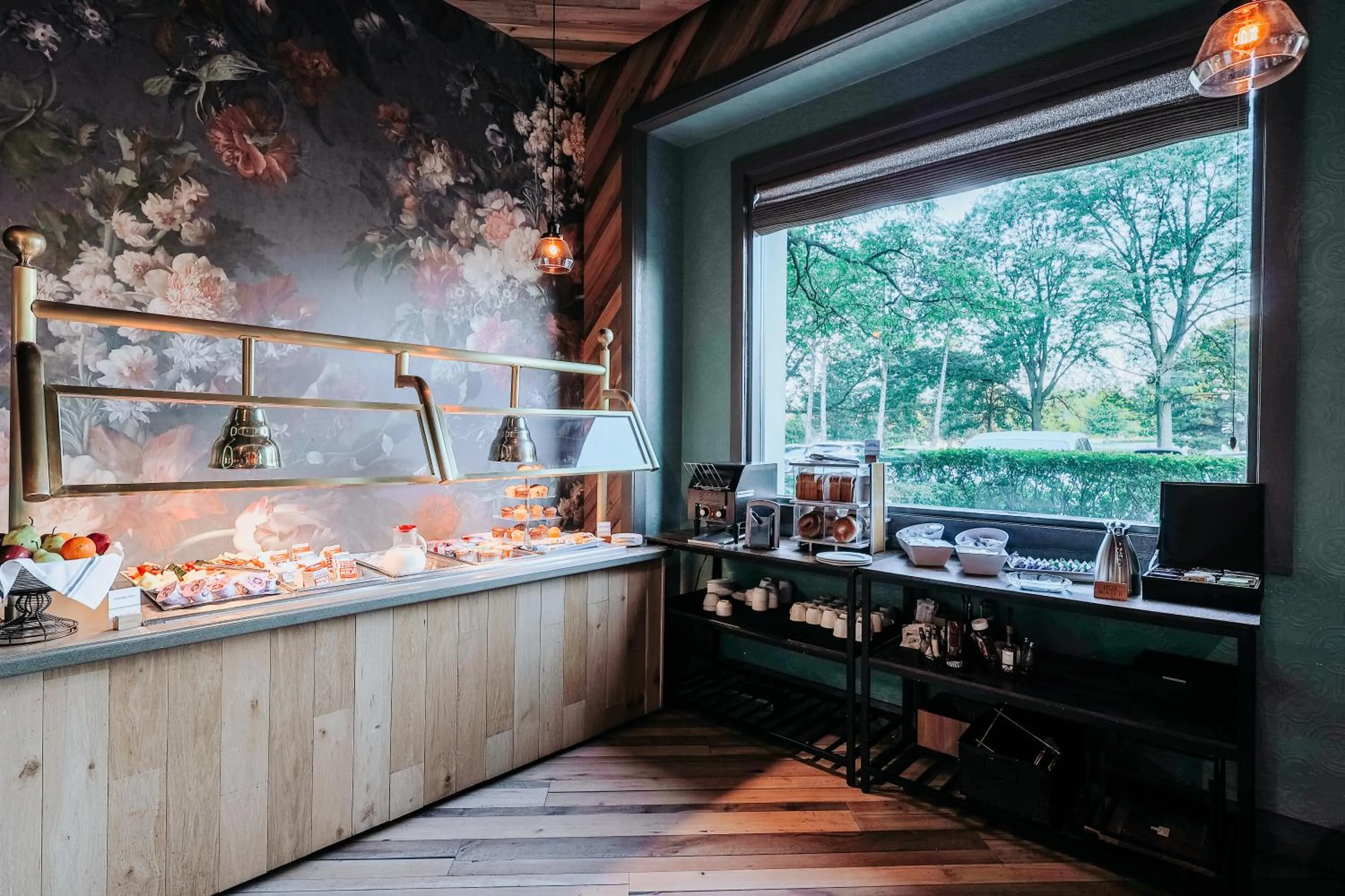 Breakfast in DoubleTree Suites by Hilton Hotel & Conference Center Chicago-Downers Grove