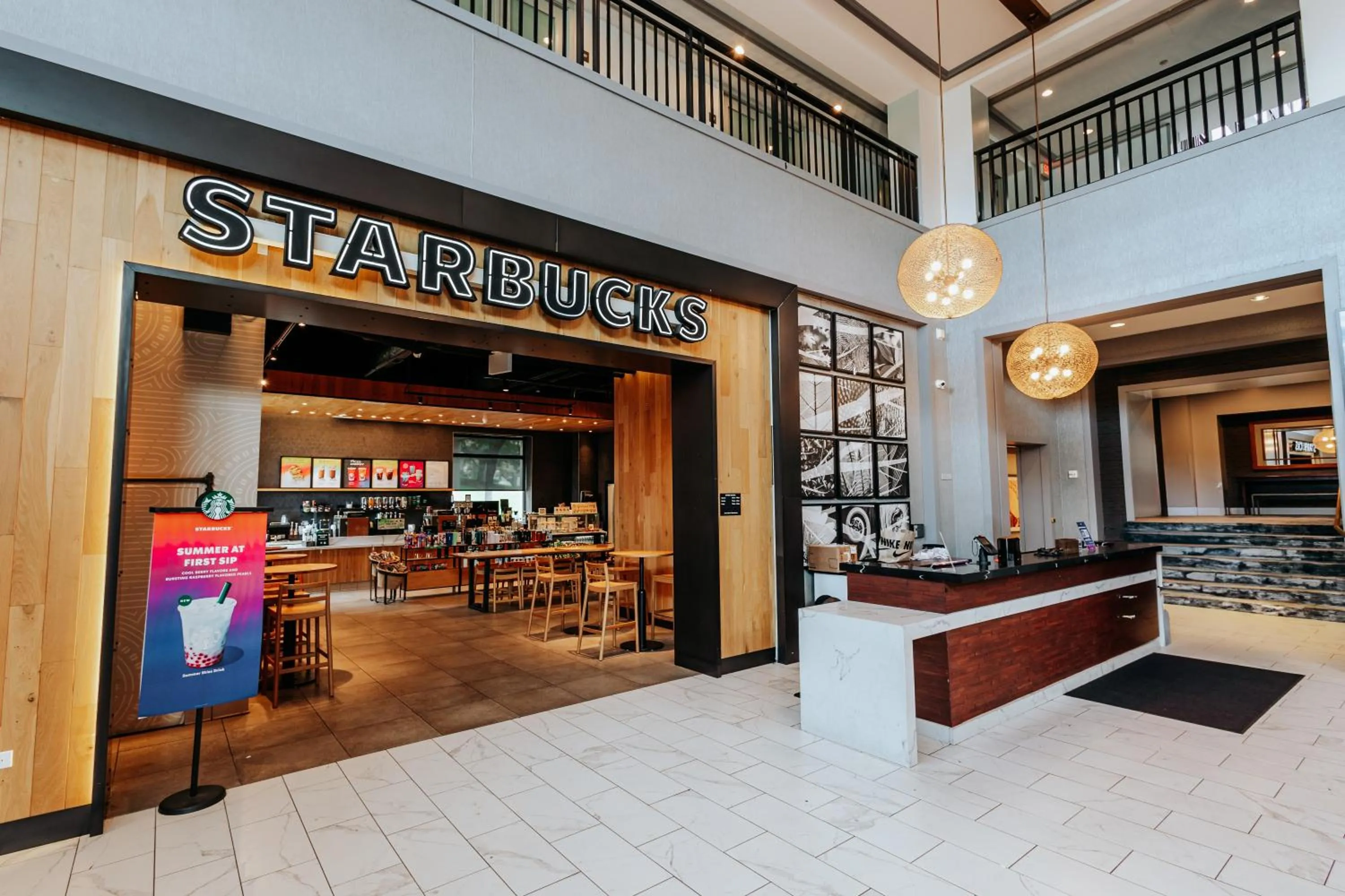 Food and drinks in DoubleTree Suites by Hilton Hotel & Conference Center Chicago-Downers Grove