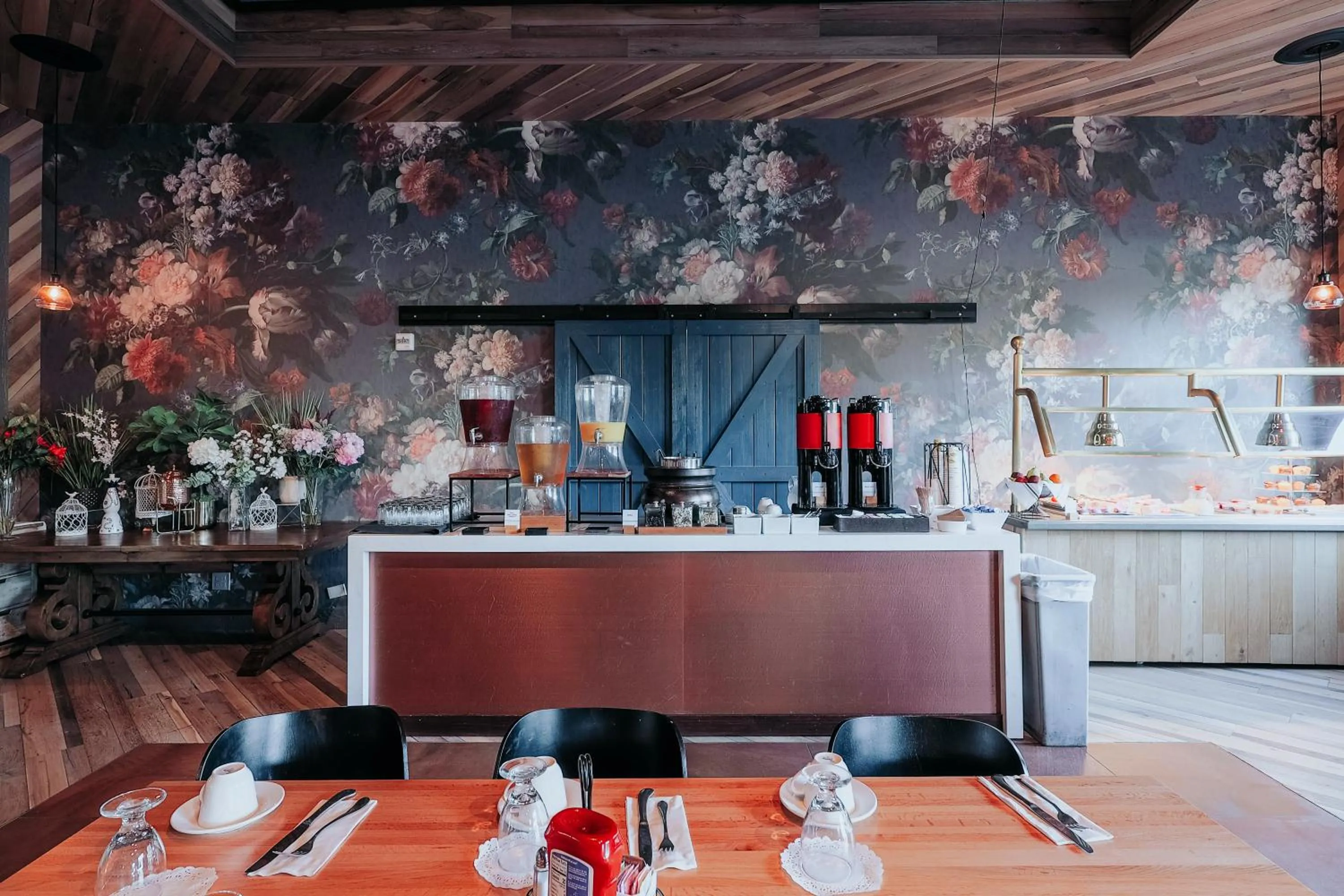 Food and drinks in DoubleTree Suites by Hilton Hotel & Conference Center Chicago-Downers Grove