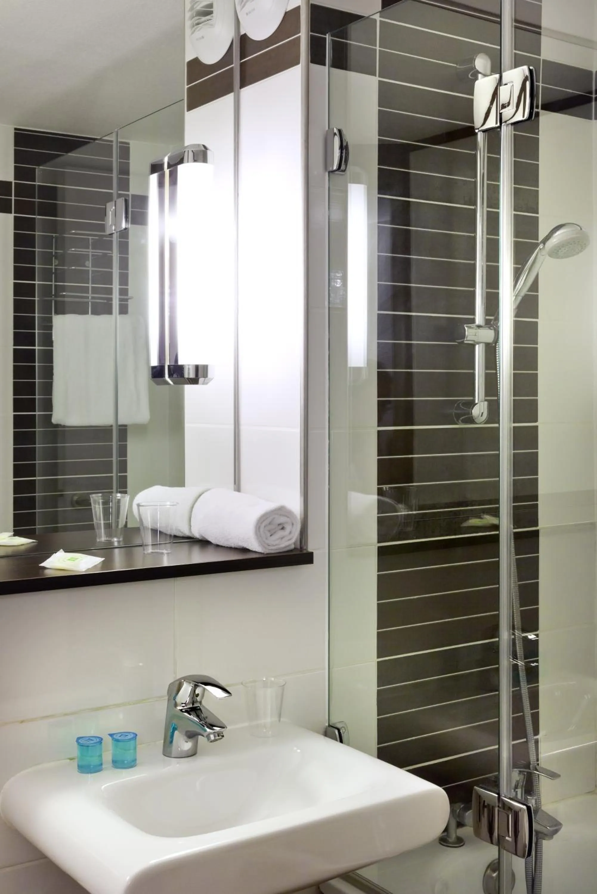 Shower in ibis Styles Périgueux Trélissac