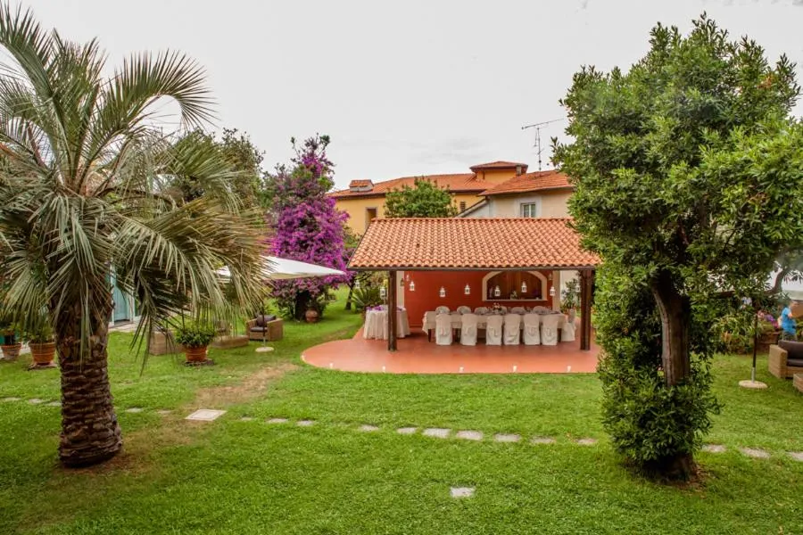 Lounge or bar in Hotel Le Rotonde