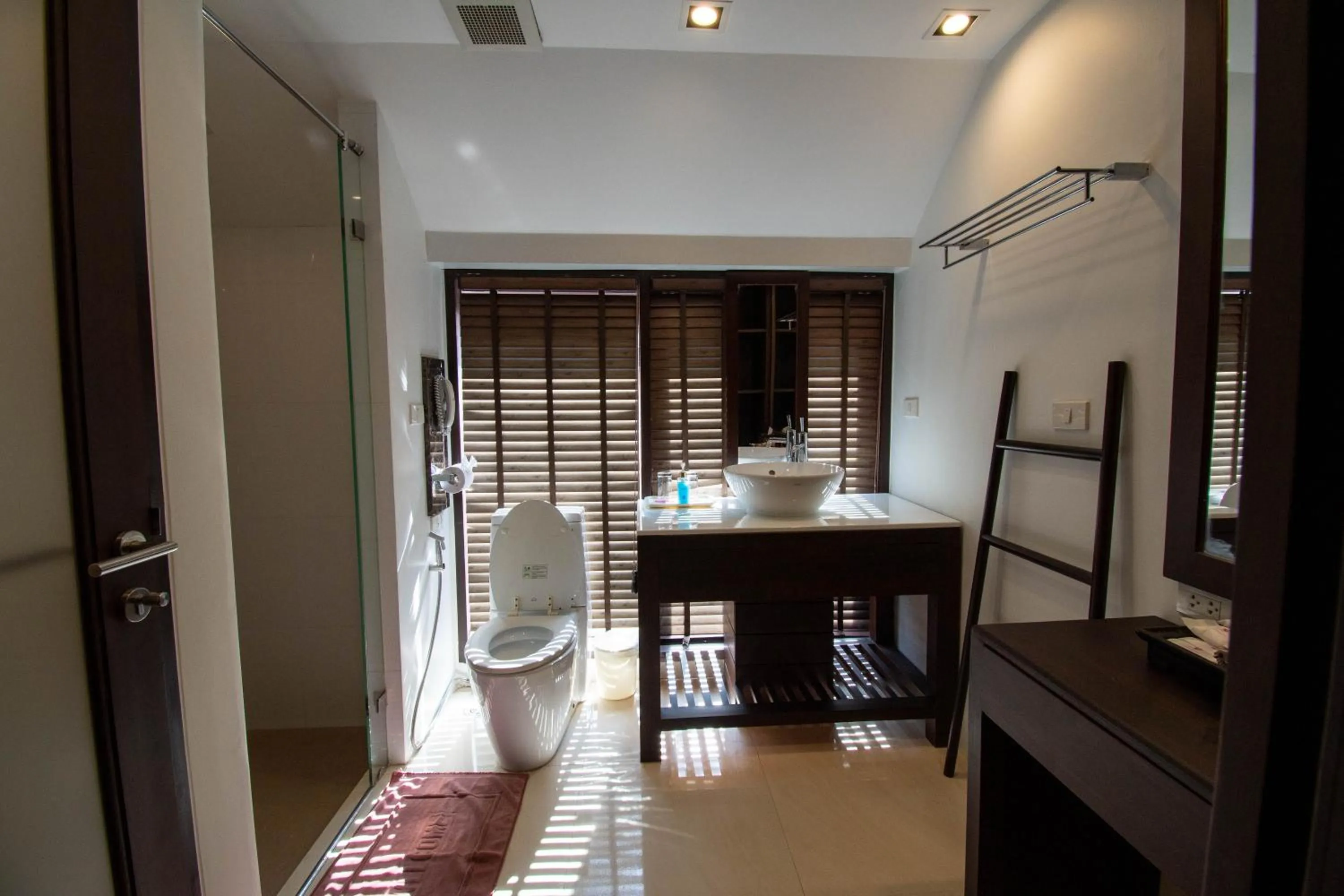 Bathroom, Bed in Samed Pavilion Resort
