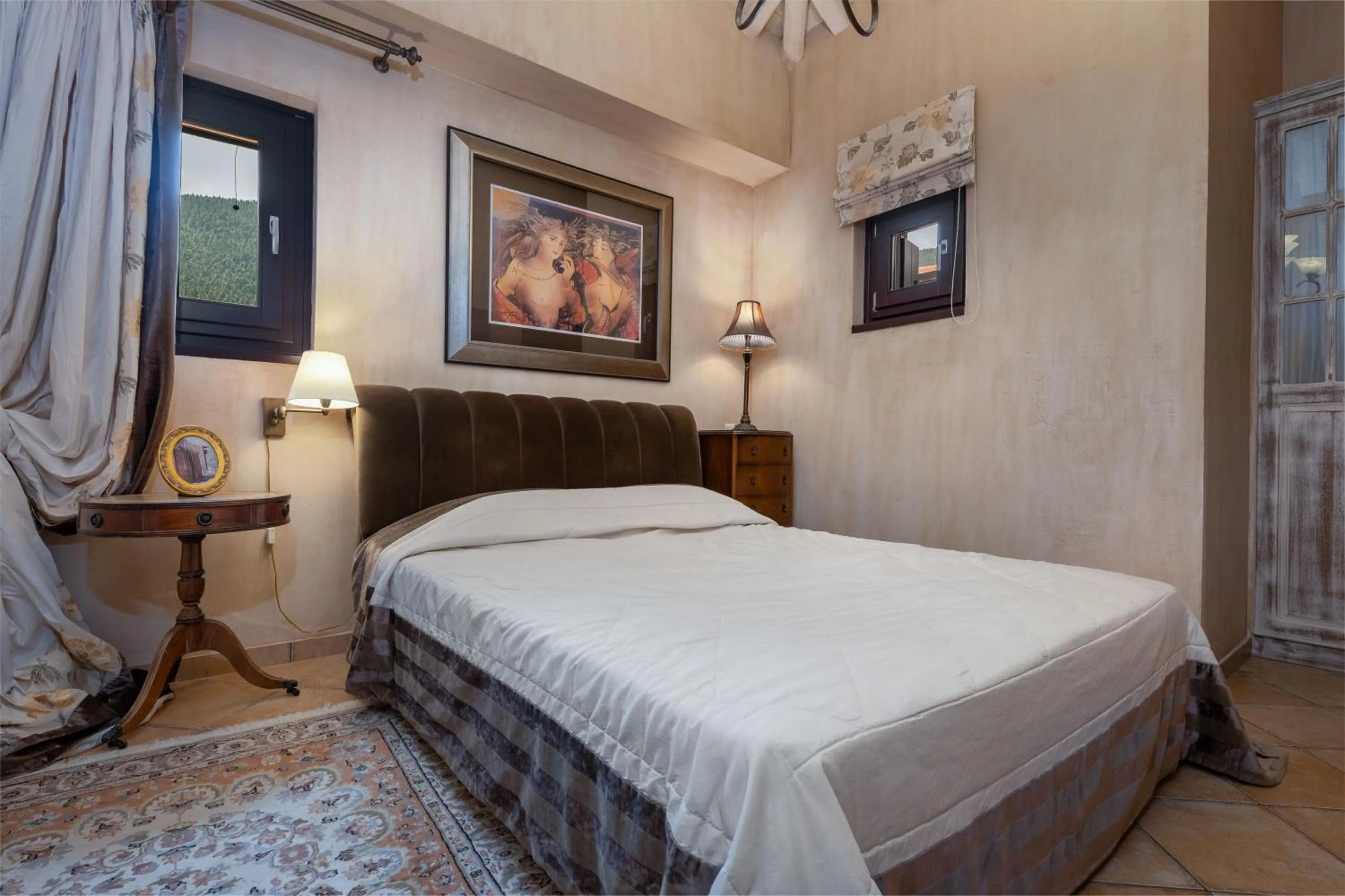 Bed in Ostra Menalon Luxury Suites