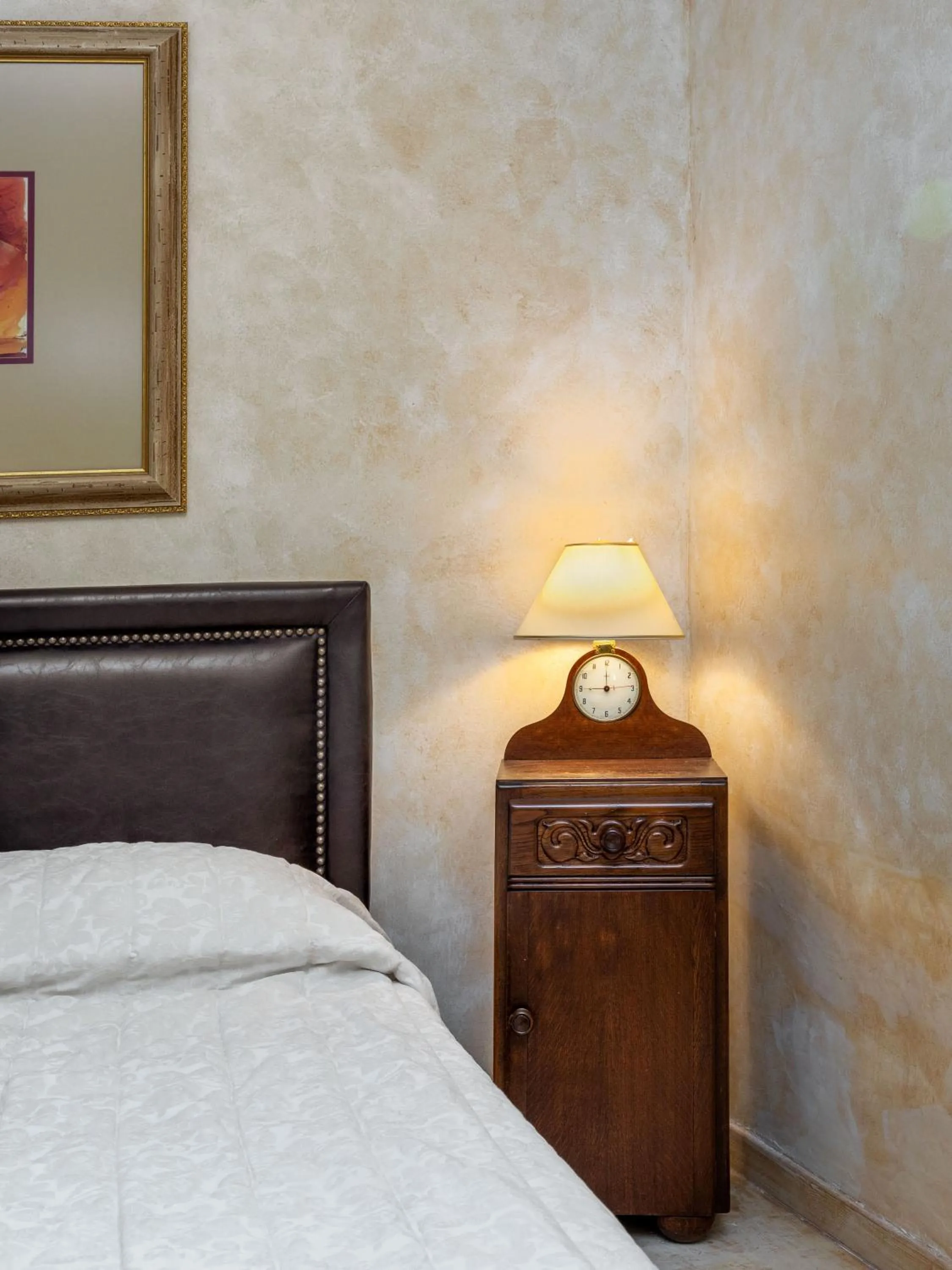 Bed in Ostra Menalon Luxury Suites