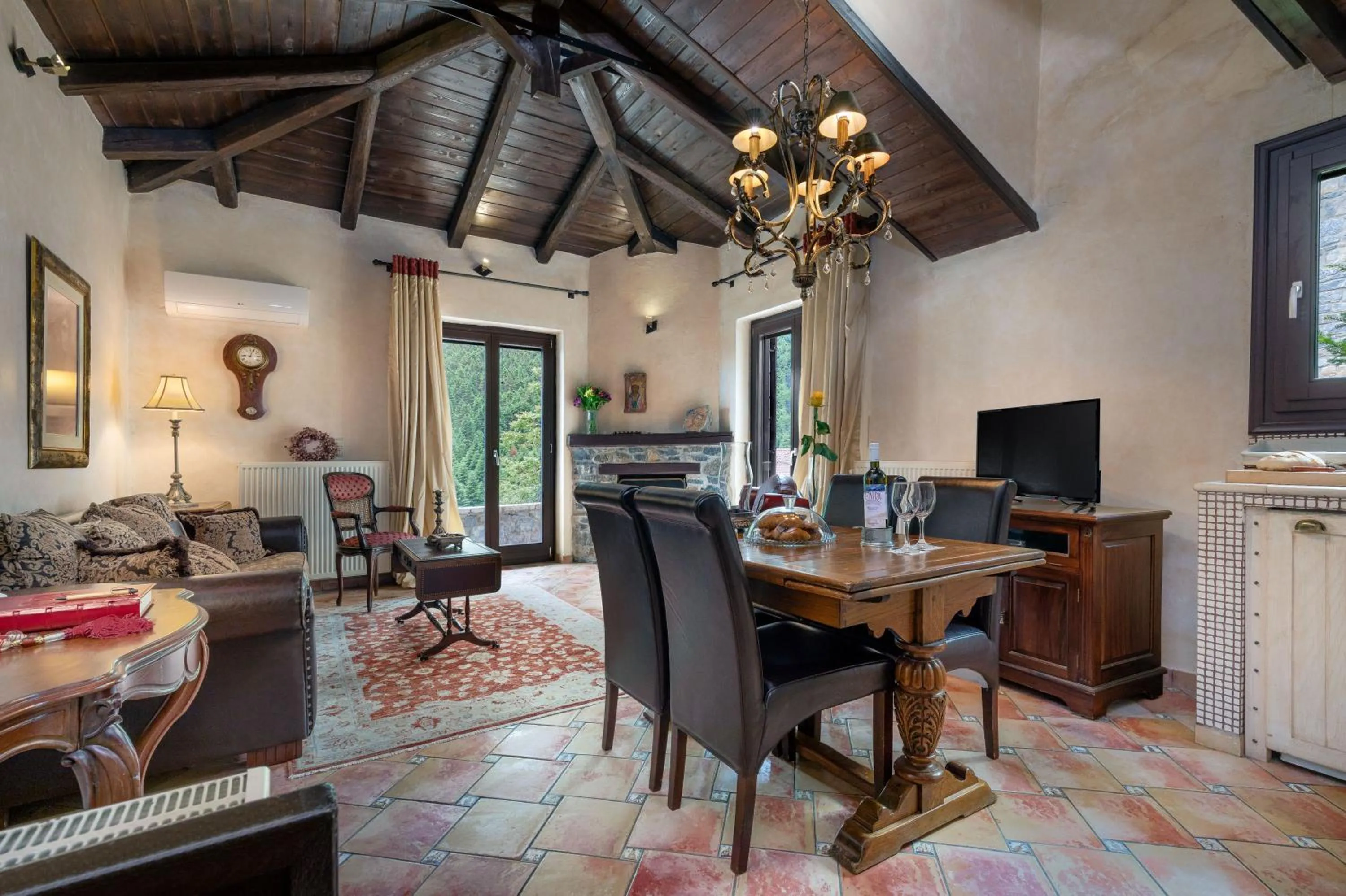 TV and multimedia in Ostra Menalon Luxury Suites