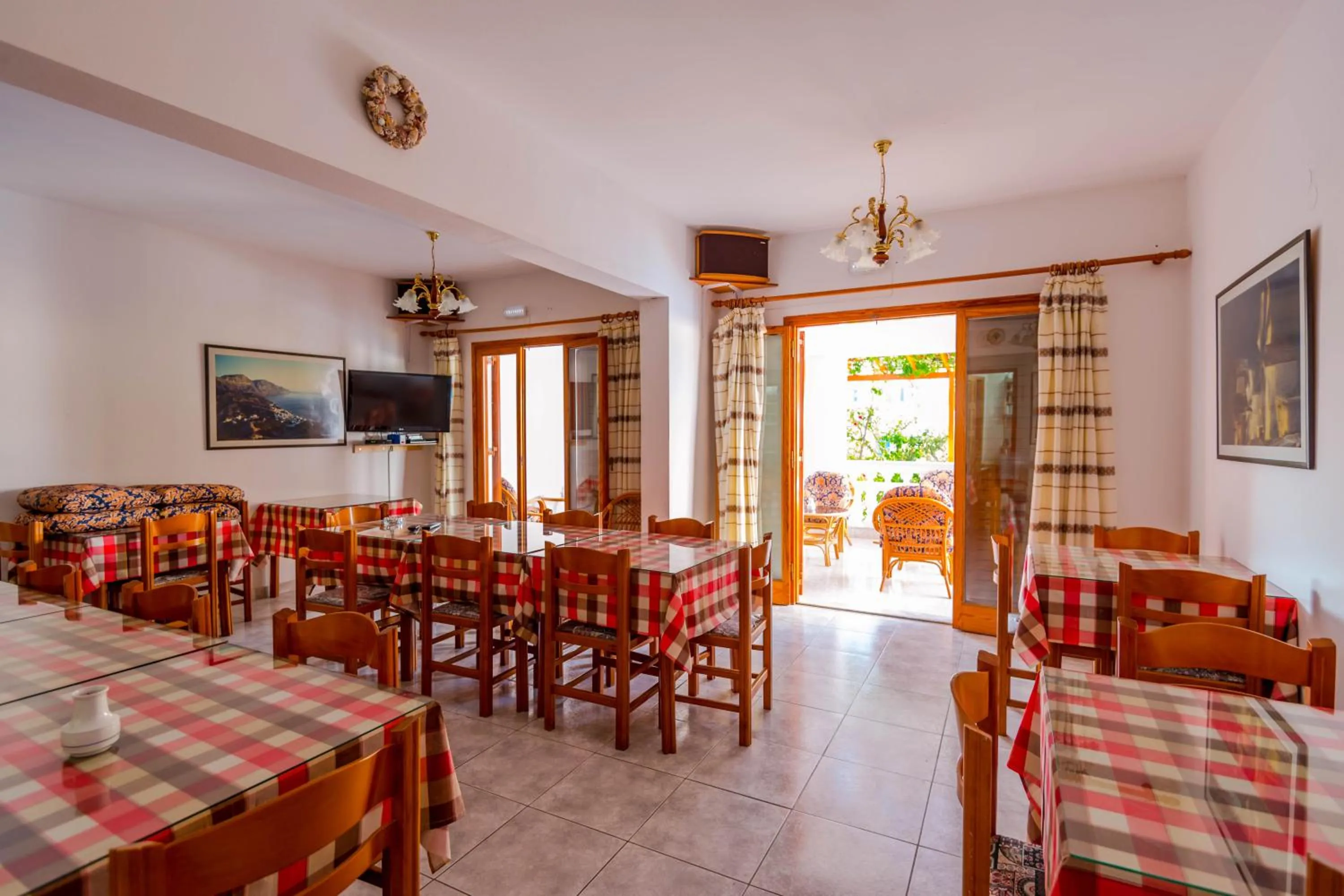 Restaurant/places to eat in Balaskas Hotel