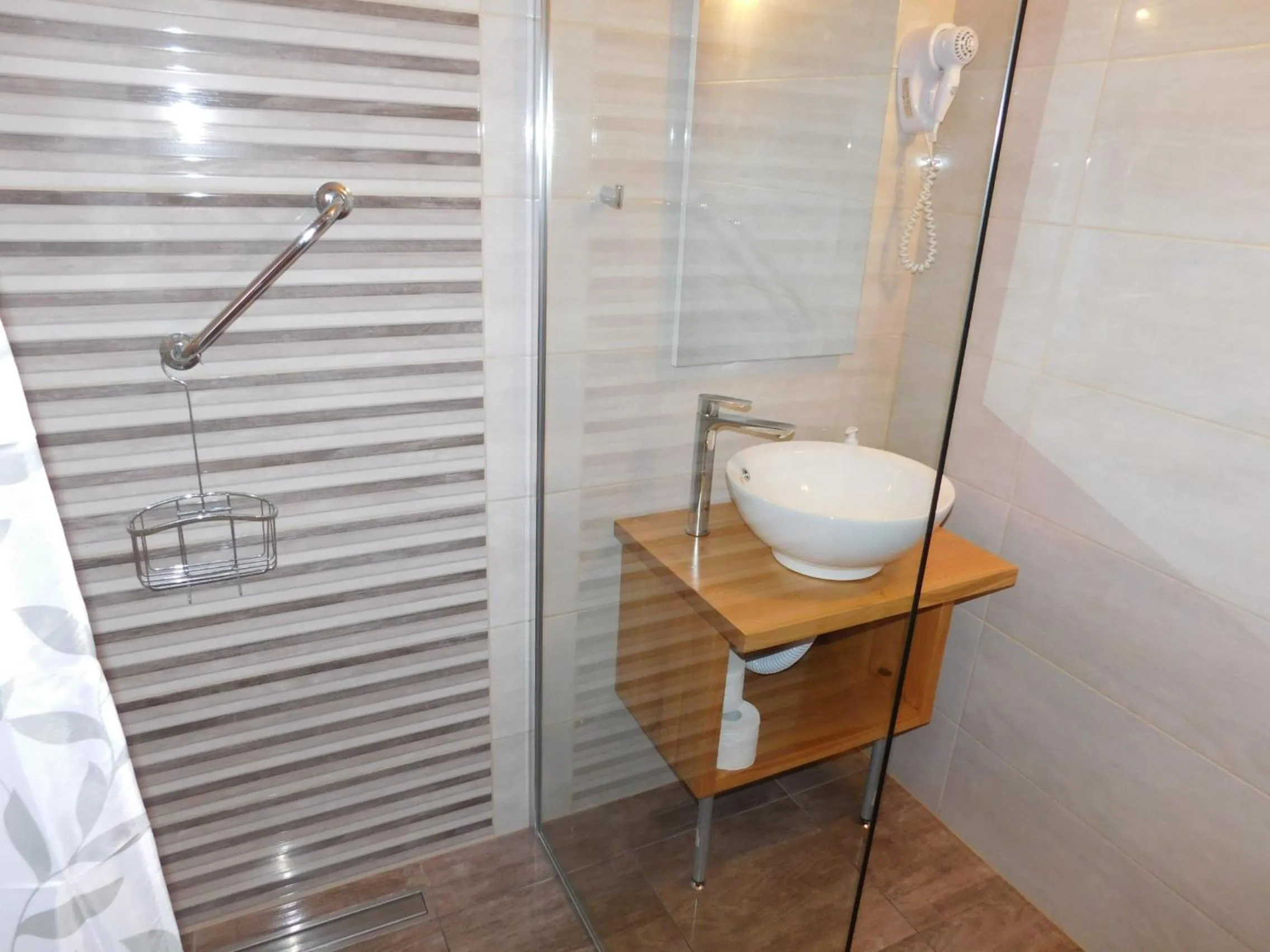 Shower in Guesthouse Sara