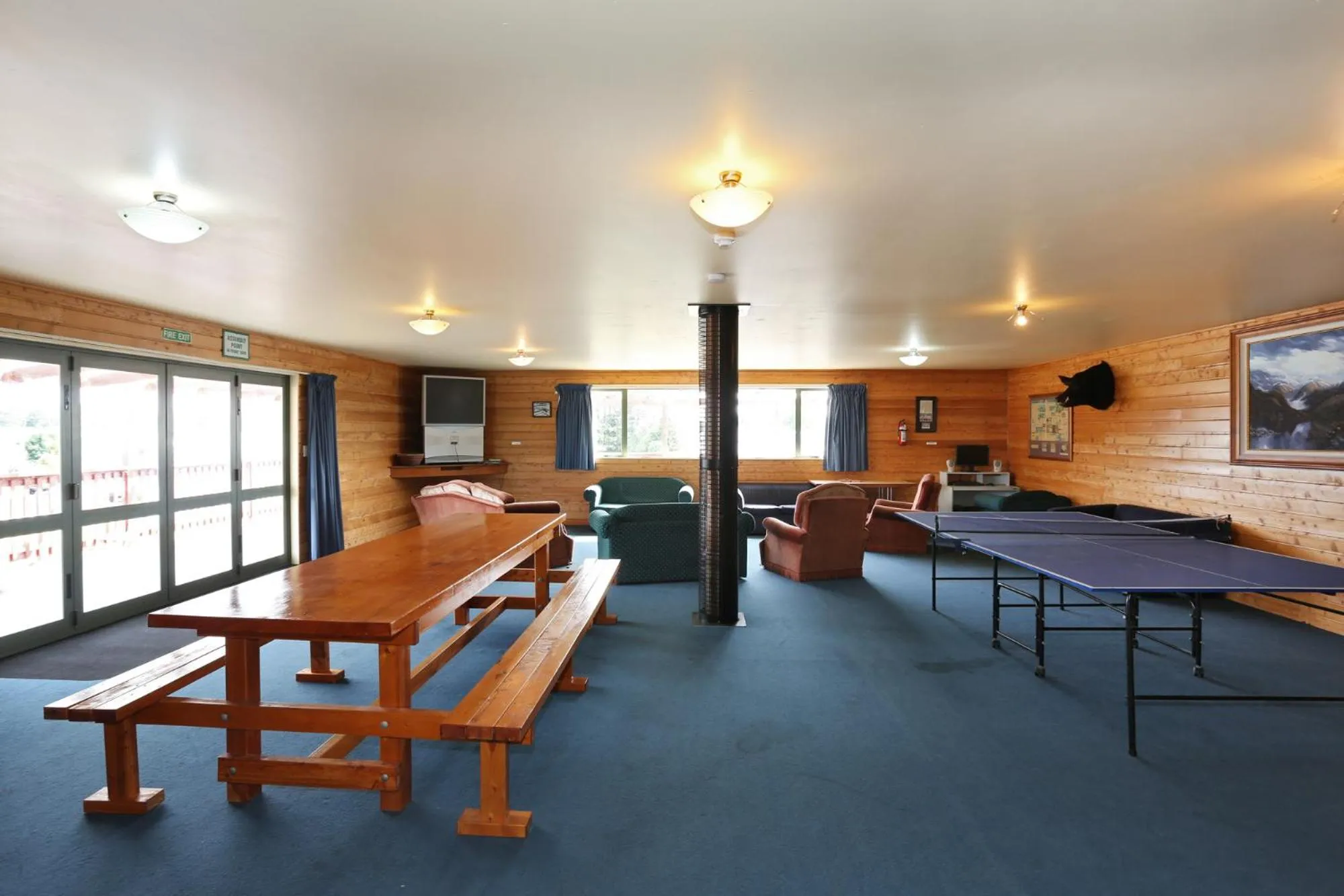 Communal lounge/ TV room in Tui Base Camp