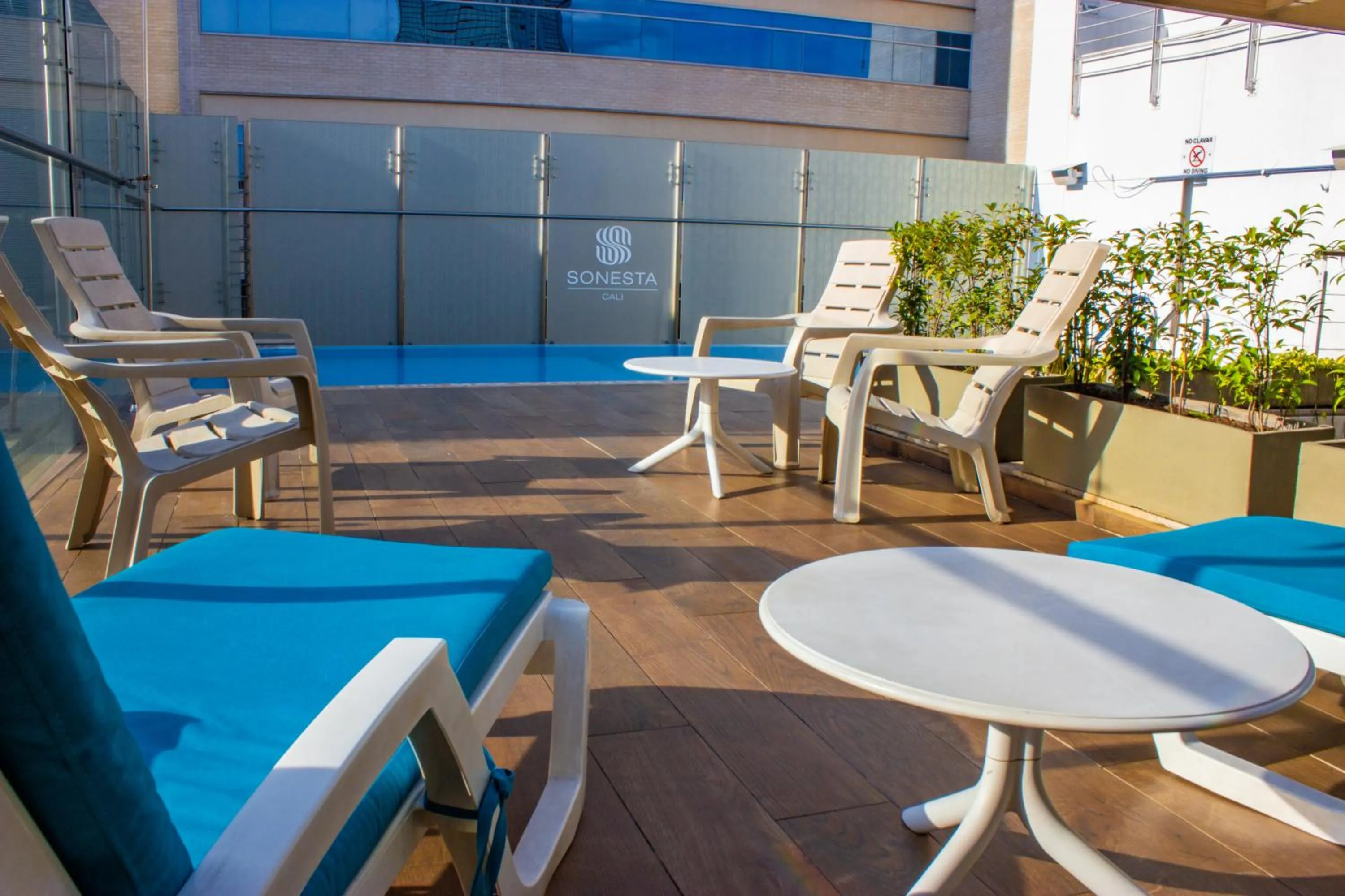 Swimming pool in Sonesta Hotel Cali