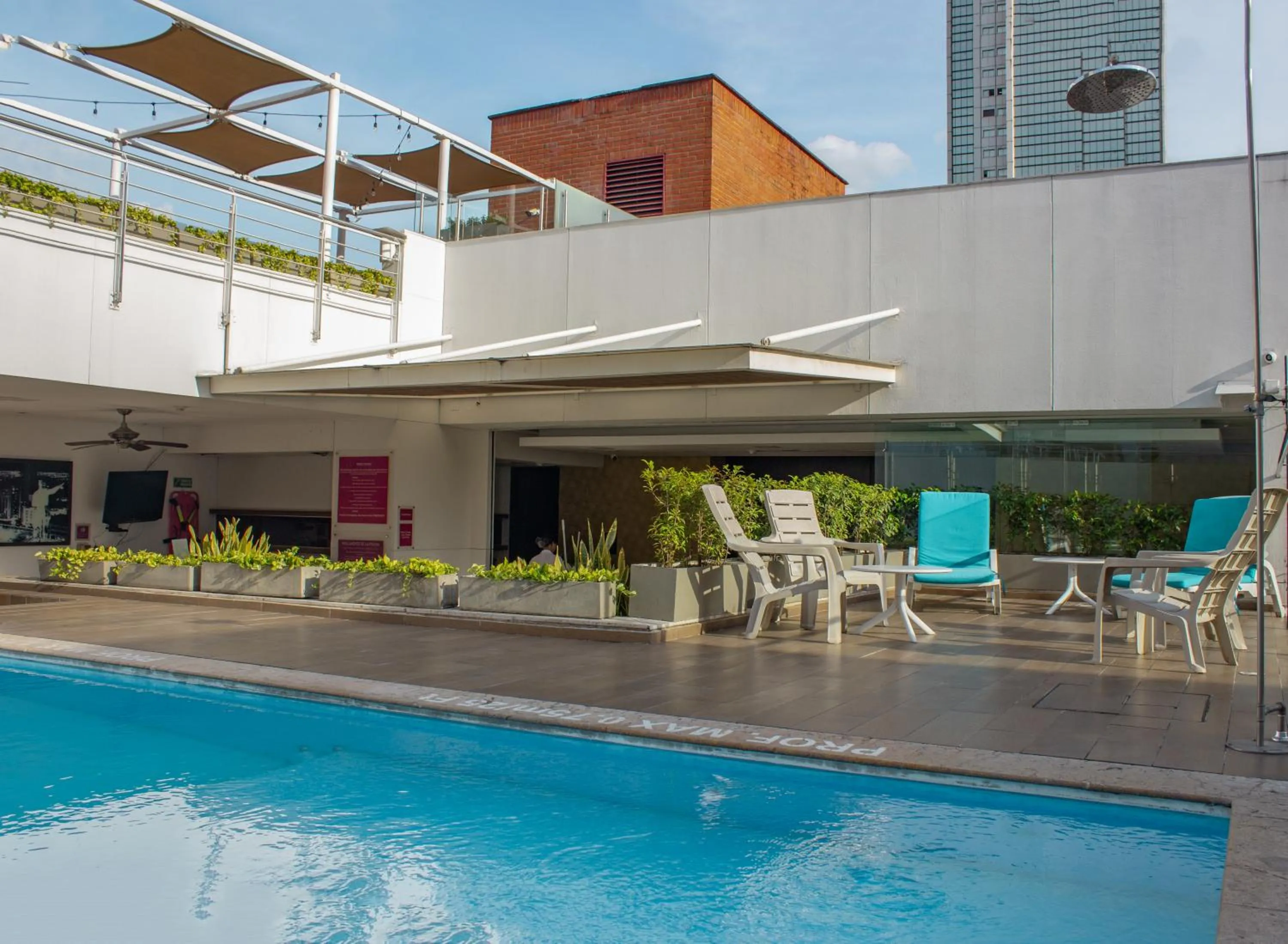 Swimming pool in Sonesta Hotel Cali